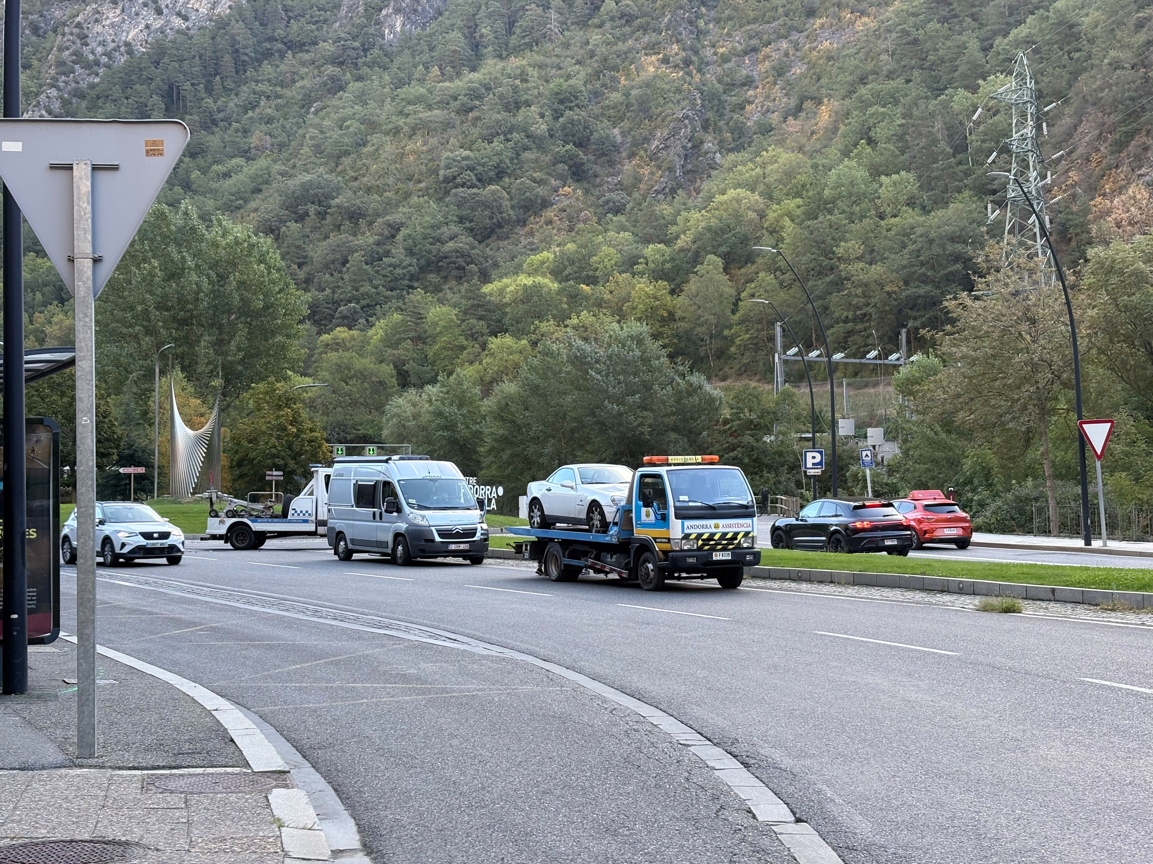 Els dos vehicles a la rotonda de la Margineda.