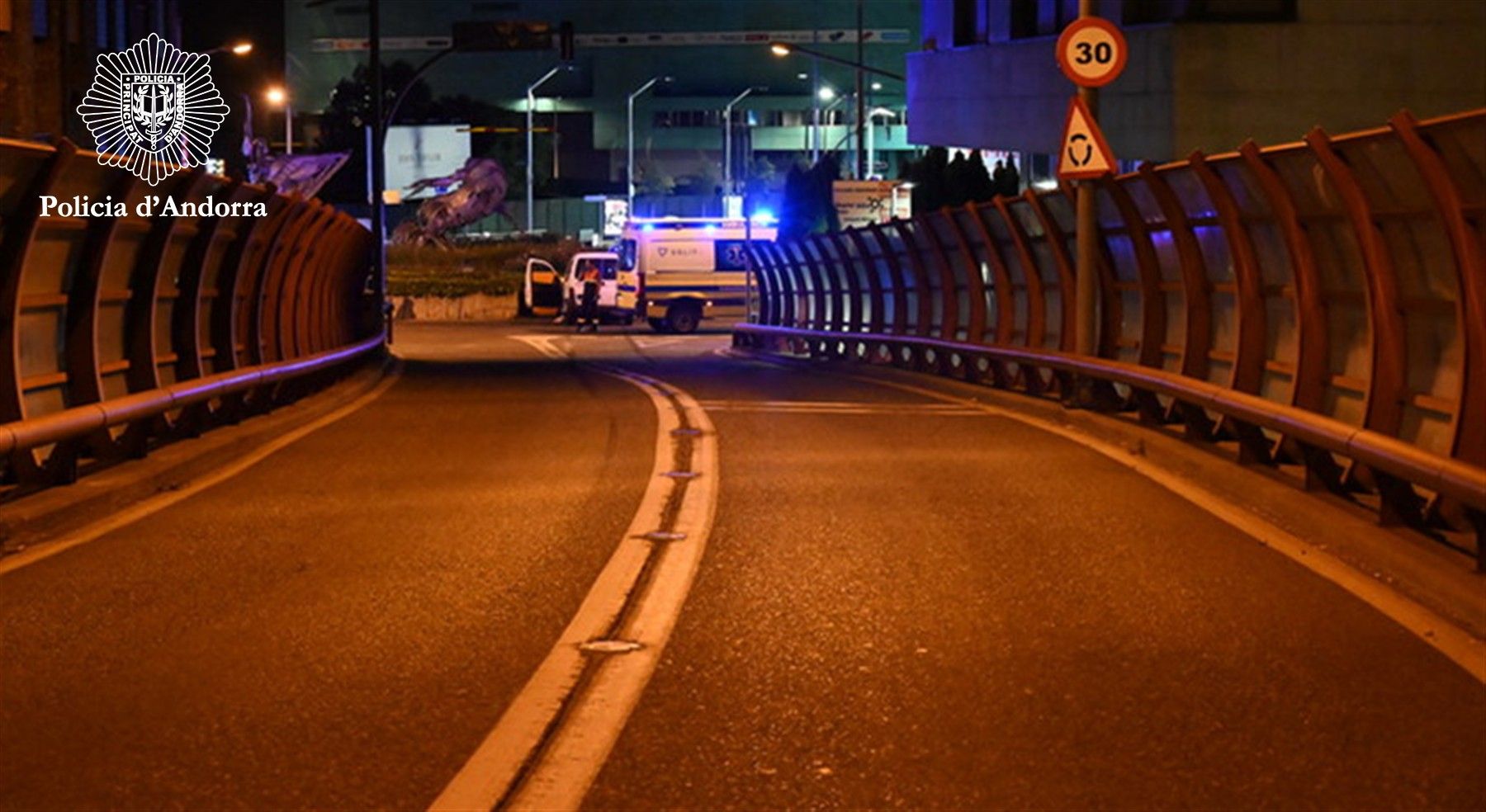 Una ambulància atenent els ocupants de la furgoneta accidentada. Una ambulància atenent els ocupants de la furgoneta accidentada.