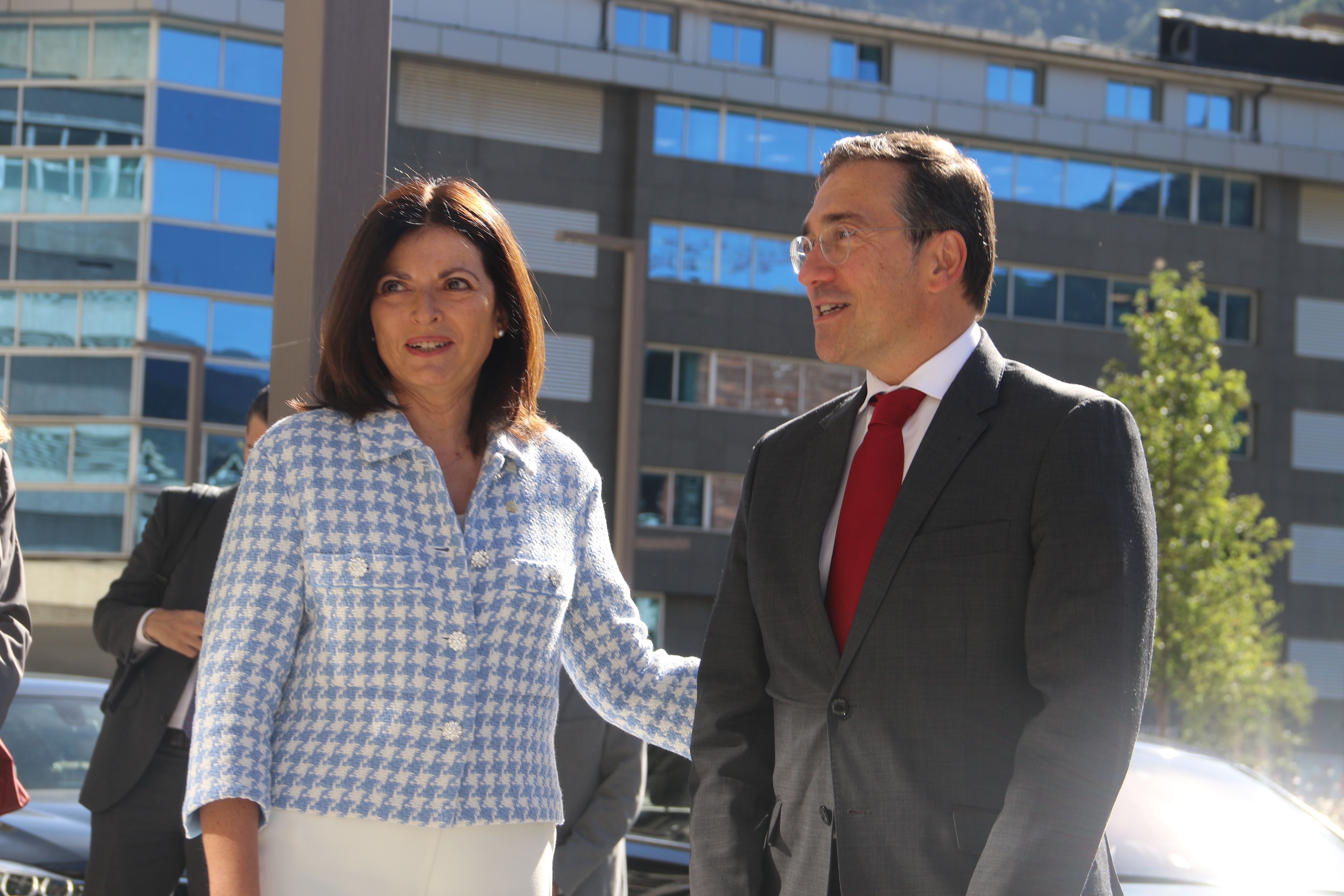 El ministre espanyol en arribar a l'edifici administratiu. 