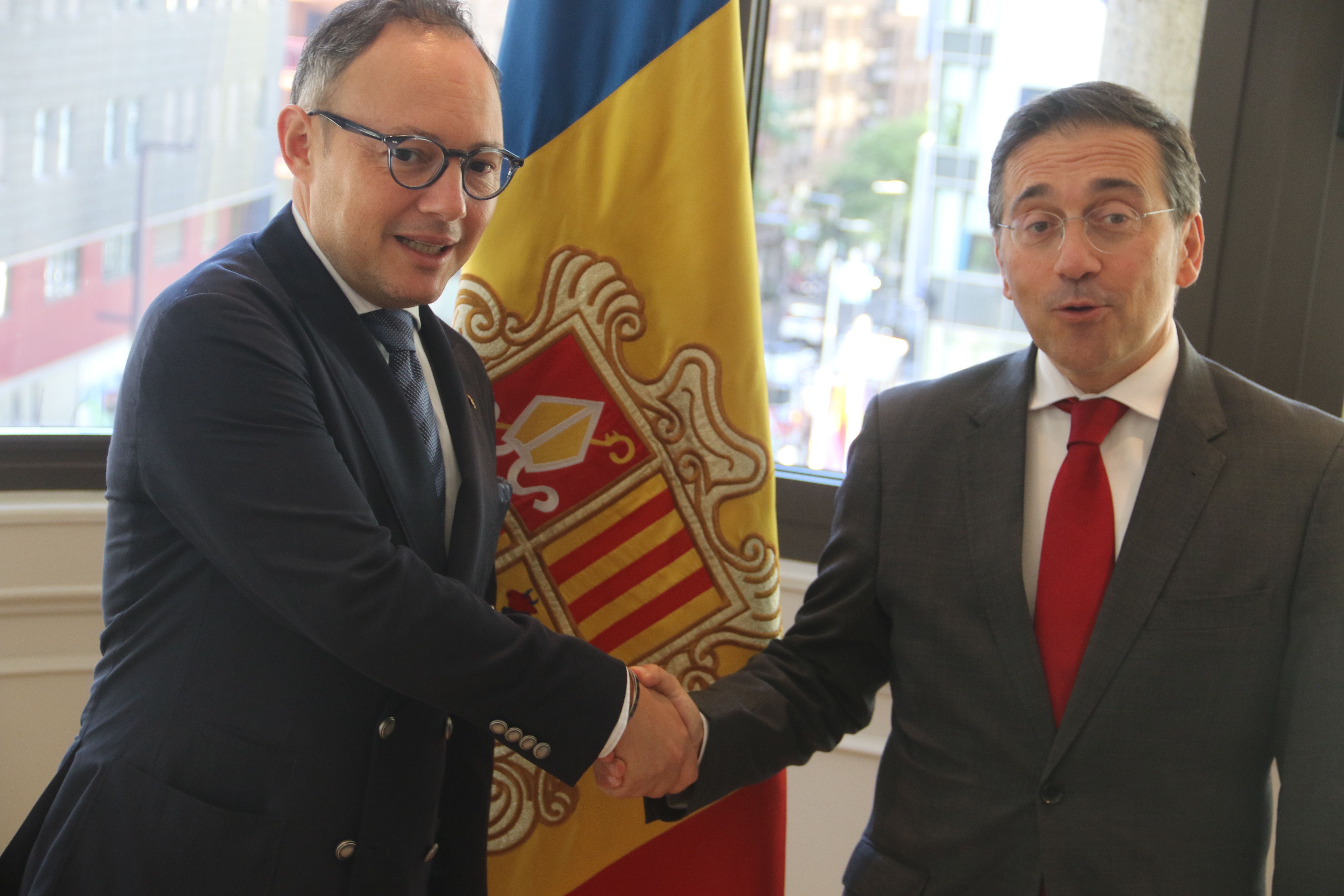 Foto oficial de Xavier Espot i José Manuel Albares.