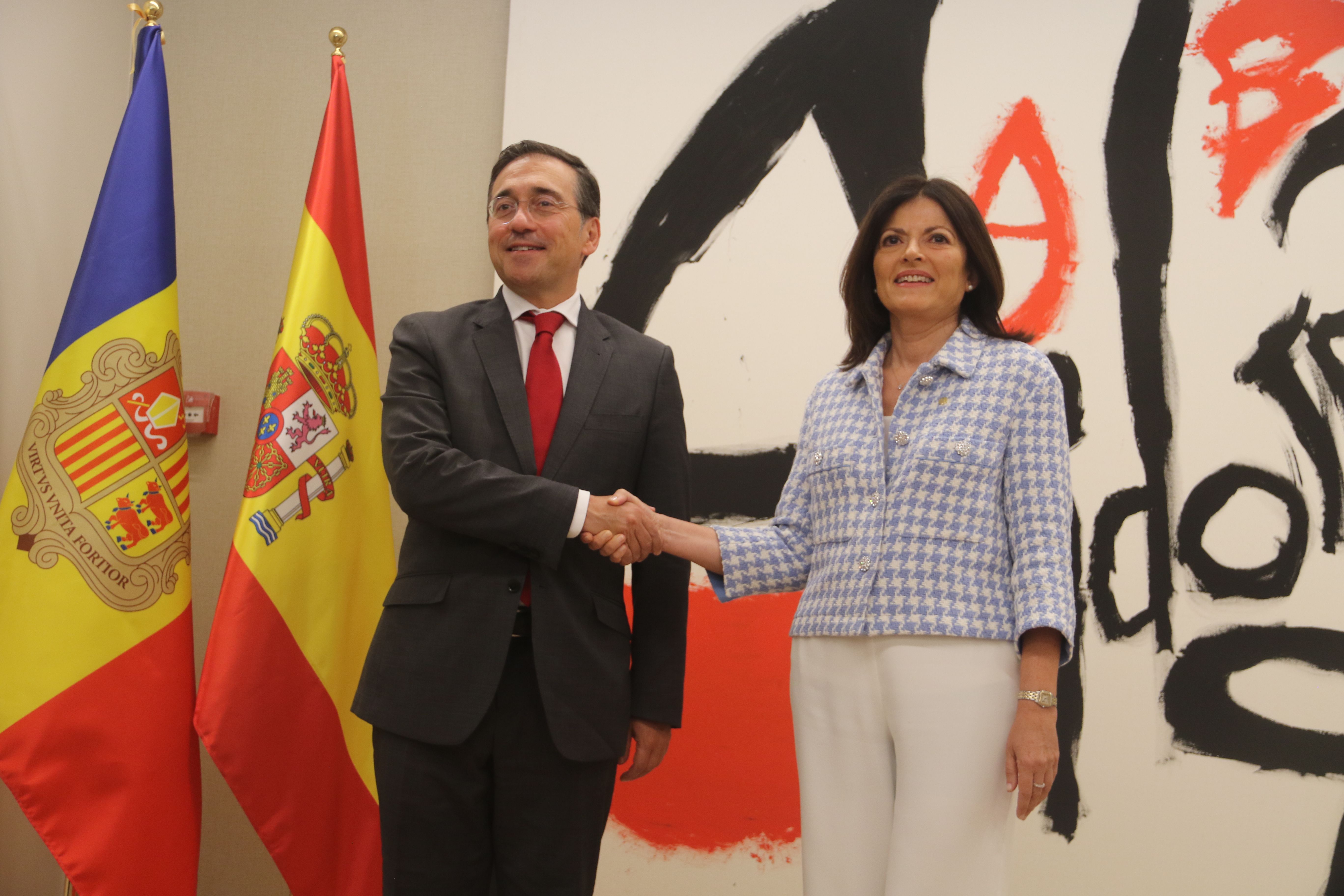 Foto oficial de José Manuel Albares i Imma Tor.