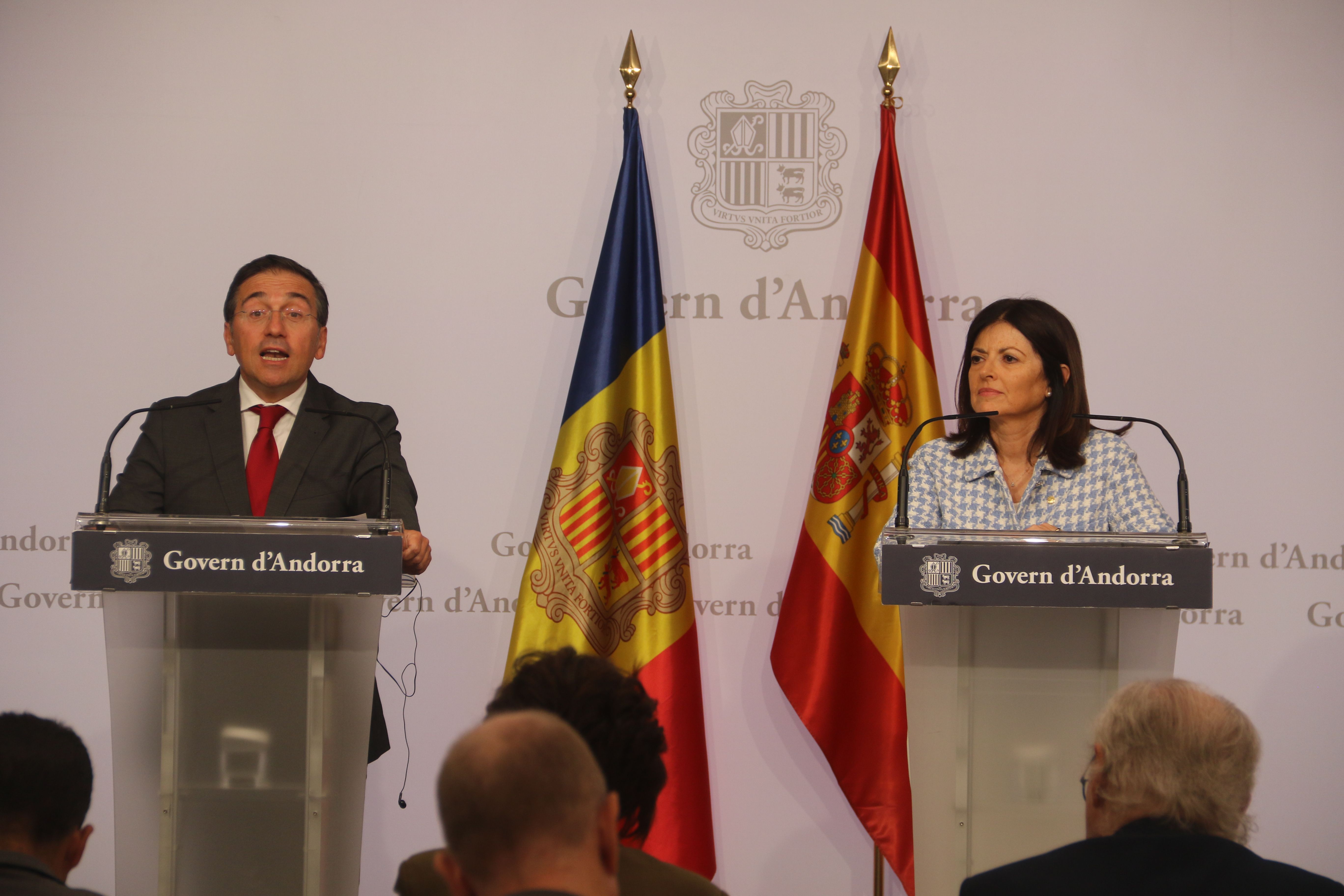 Un moment de la roda de premsa amb els dos ministres, José Manuel Albares i Imma Tor.