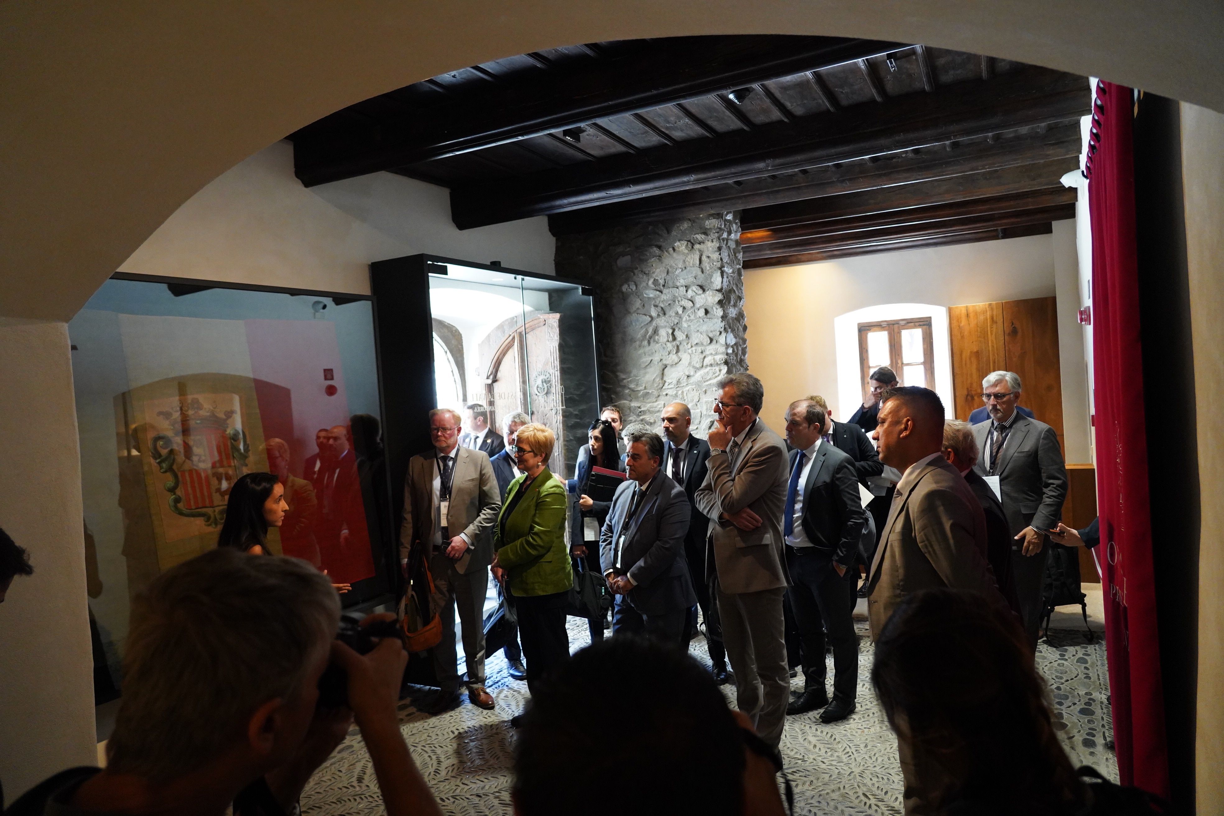 Representants dels parlaments i els seus assessors visiten Casa de la Vall. La portaveu del Sindicat, Rebeca Bonache.