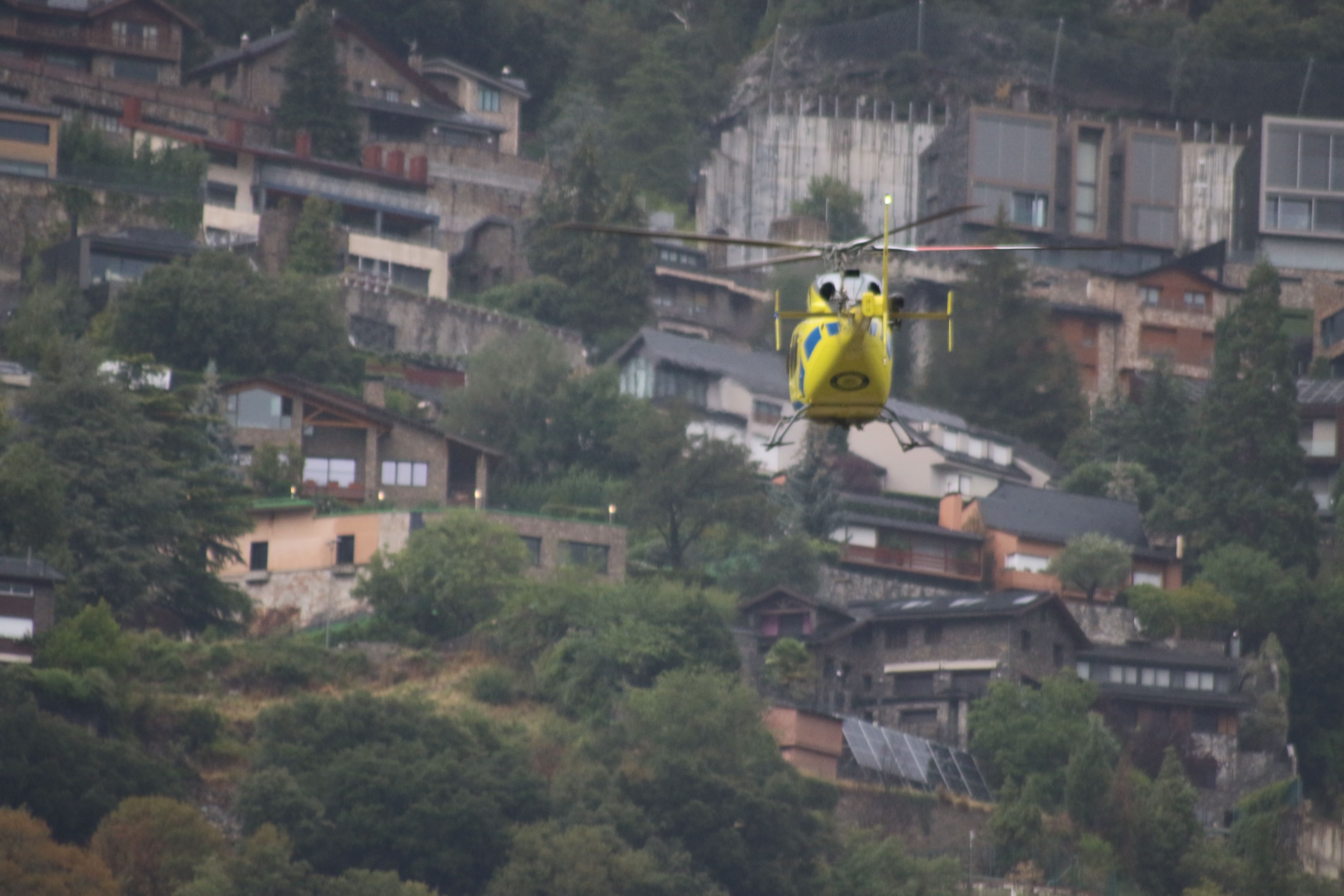 L'helicòpter arribant a l'hospital.