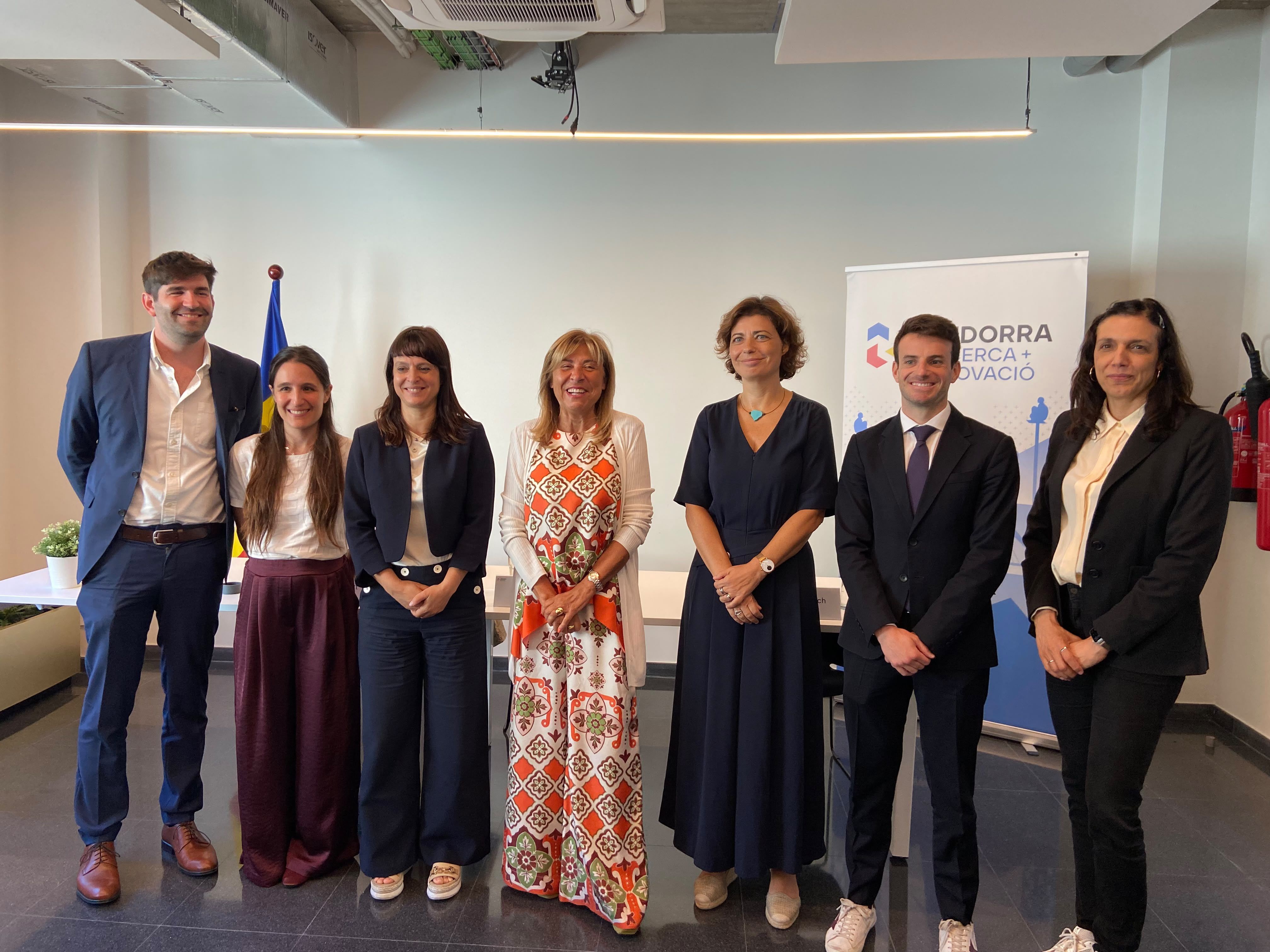 Els ponents, entre representants del CRG, Govern, AR+I i les dues persones seleccionades, Hannah Benisty i Maximilian Stammnitz.