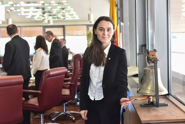 Coia Torres tocant la campana de Sant Roc. // Comú de Canillo La portaveu del Sindicat, Rebeca Bonache.