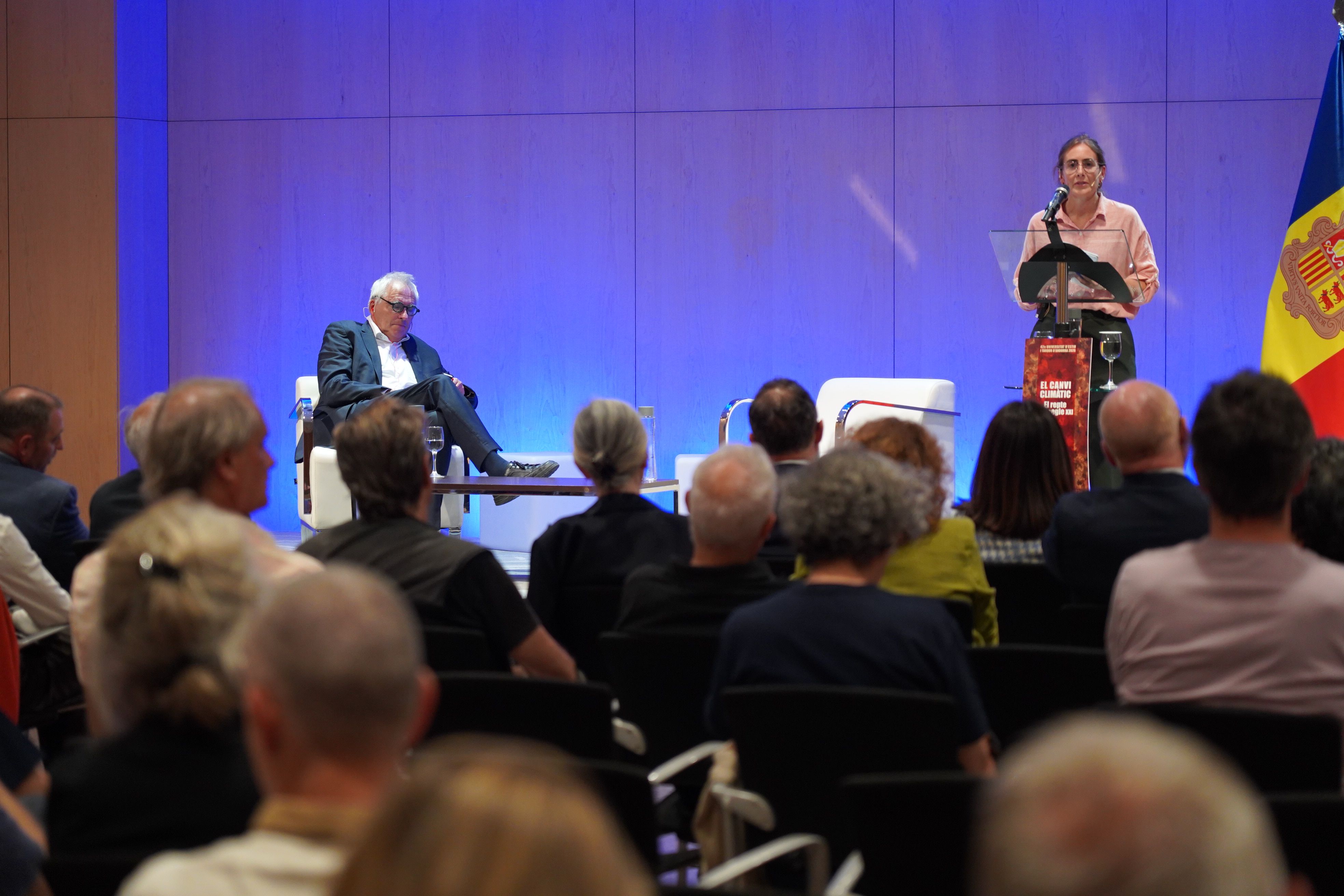 L'experta Marta Torres, moderadora de la sessió inaugural de la UETA, presenta el conferenciant Christian Gollier.