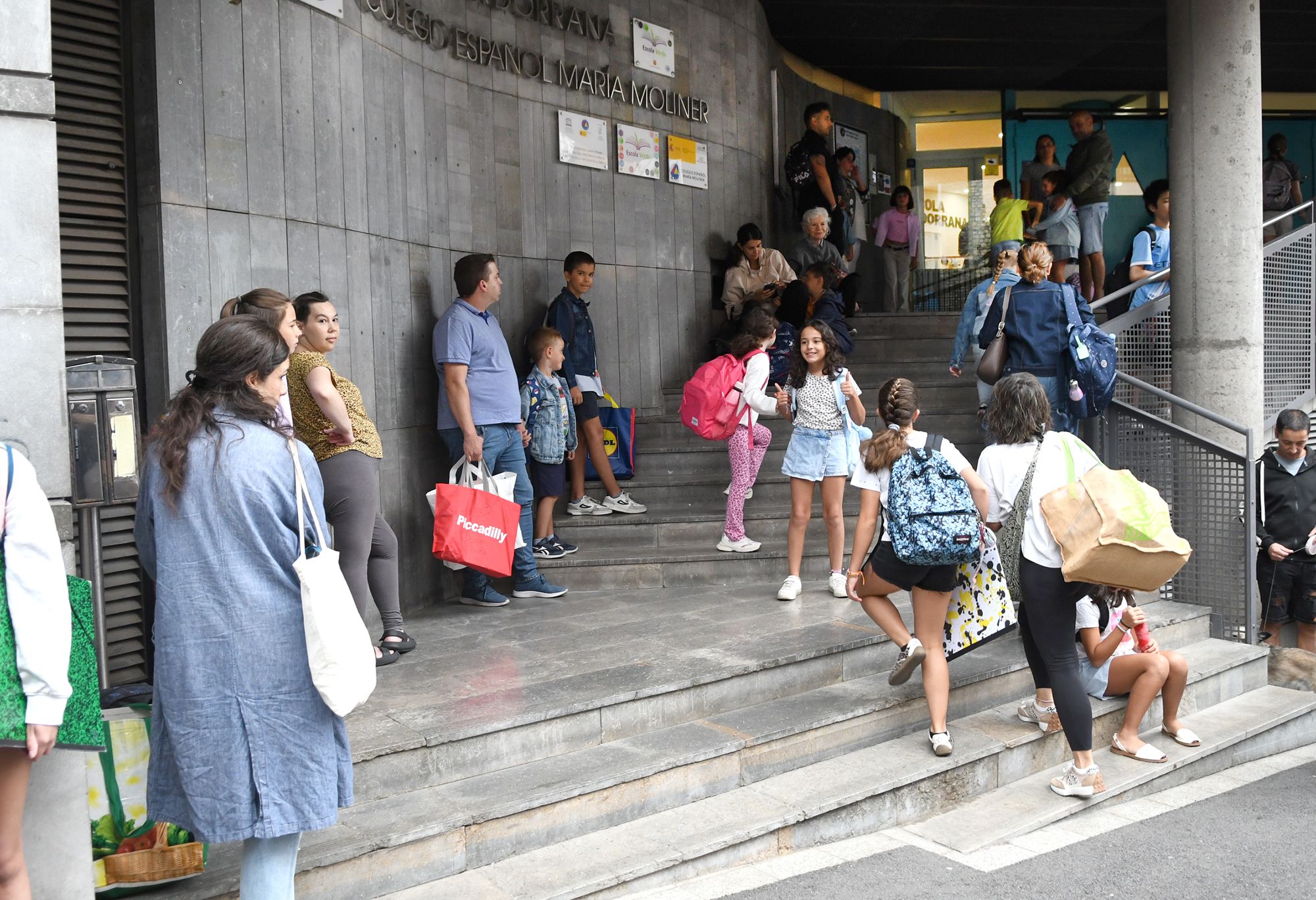 Alumnes entrant a l'escola andorrana d'Escaldes.