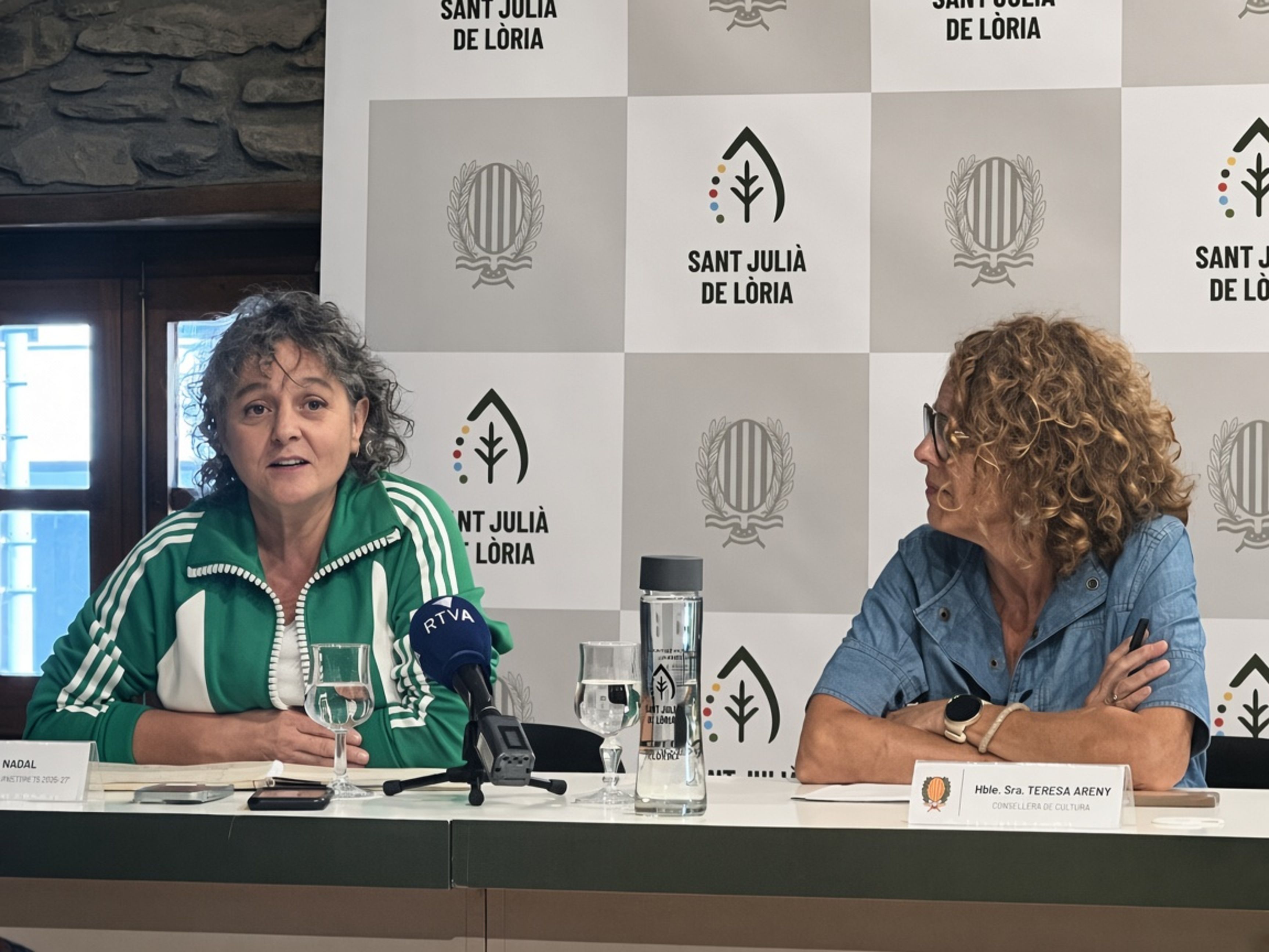 Ester Nadal al costat de la consellera Teresa Areny presentant l'esquelet de la nova edició dels Pastorets. Ester Nadal al costat de la consellera Teresa Areny presentant l'esquelet de la nova edició dels Pastorets.