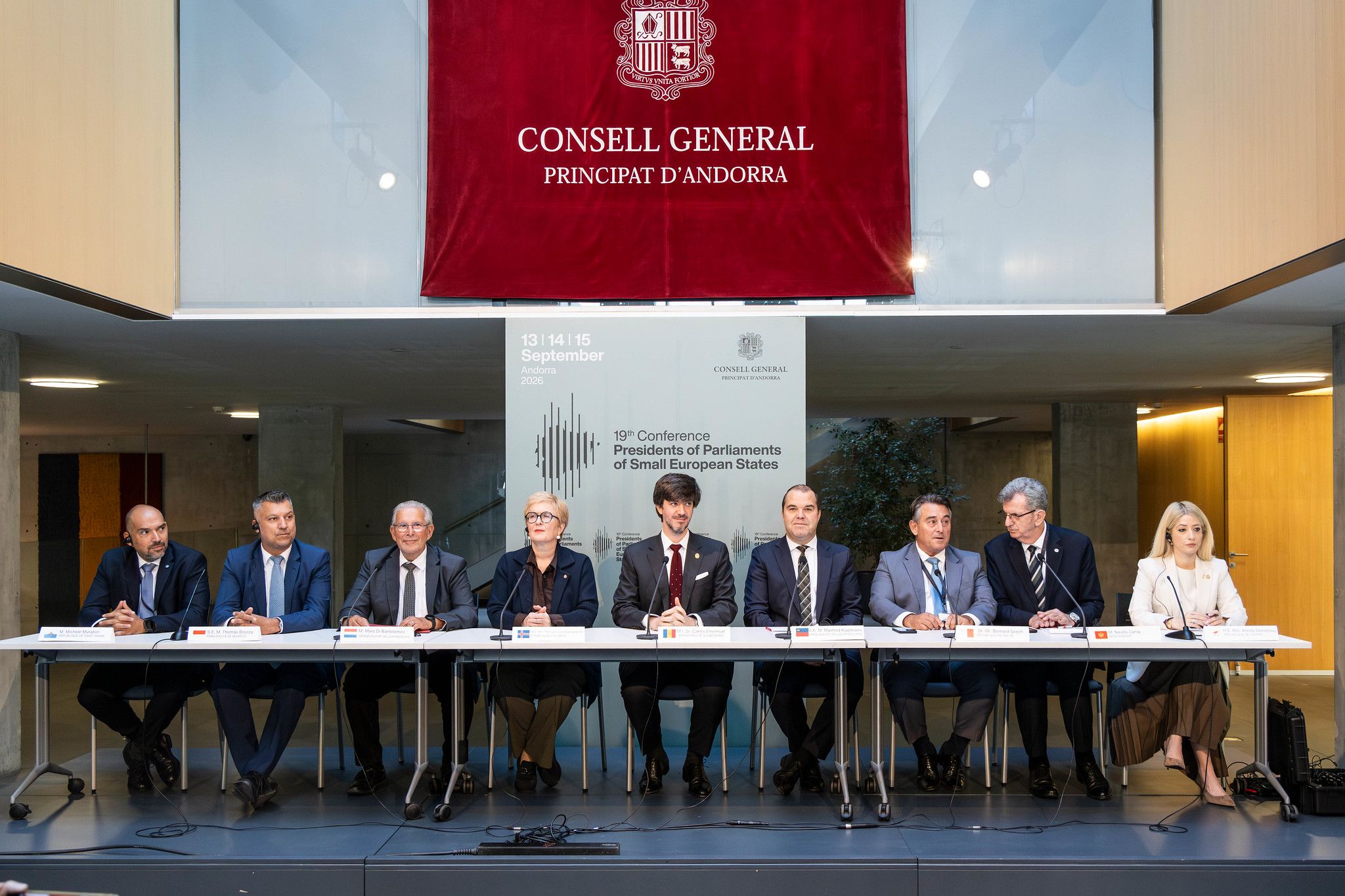Els representants de San Marino, Mònaco, Luxemburg, Islàndia, Andorra, Liechtenstein, Malta, Montenegro i Xipre. Els representants de San Marino, Mònaco, Luxemburg, Islàndia, Andorra, Liechtenstein, Malta, Montenegro i Xipre.