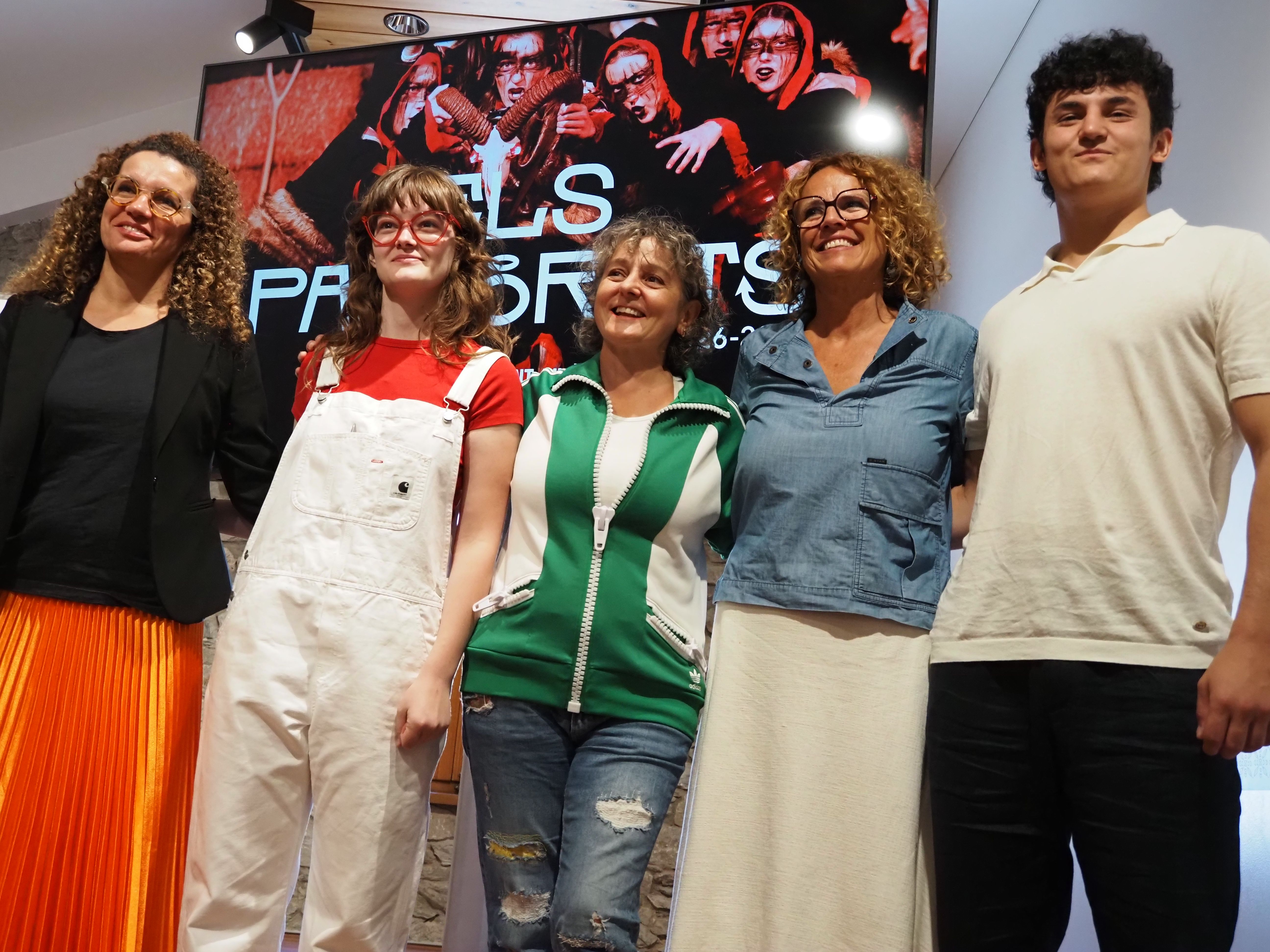 Cinc de les persones clau en l'organització dels Pastorets: Laura Rogé (directora de Cultura), Maria Solsona, Ester Nadal, Teresa Areny (consellera) i Arnau Gallardo. Cinc de les persones clau en l'organització dels Pastorets: Laura Rogé (directora de Cultura), Maria Solsona, Ester Nadal, Teresa Areny (consellera) i Arnau Gallardo.