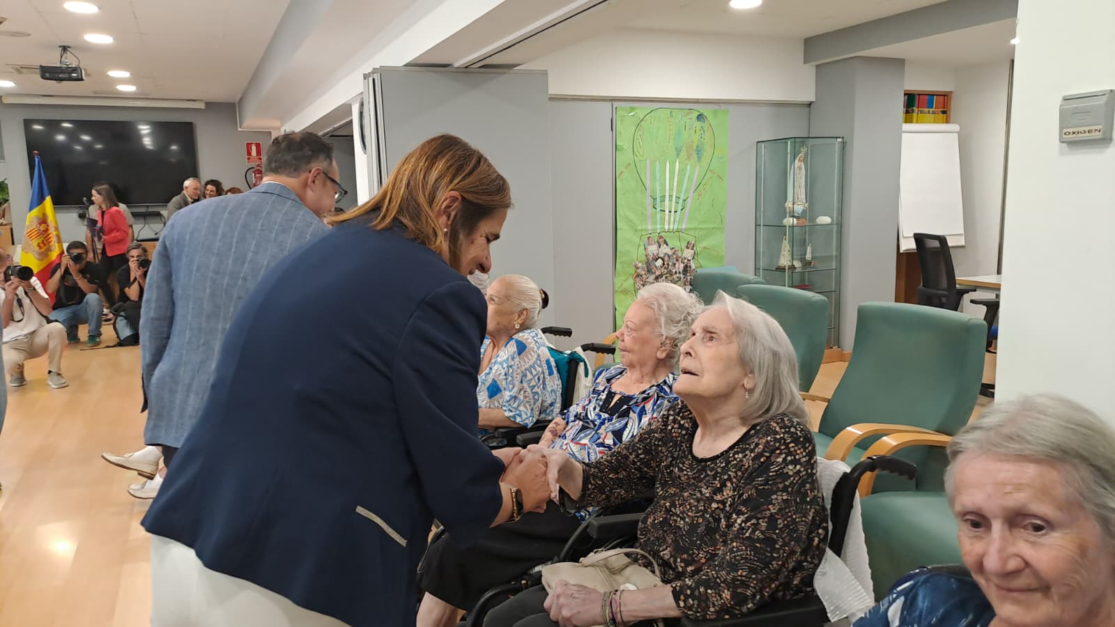 Marín saluda una de les padrines del Cedre durant la visita que han fet diferents membres del Govern. Marín saluda una de les padrines del Cedre durant la visita que han fet diferents membres del Govern.