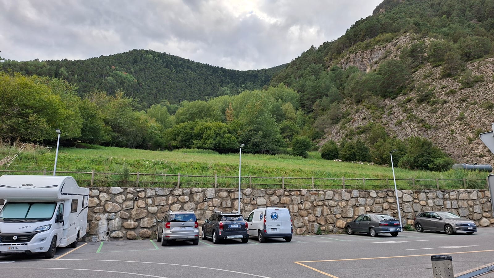 El terreny on hauria d'anar la nova residència. La portaveu del Sindicat, Rebeca Bonache.