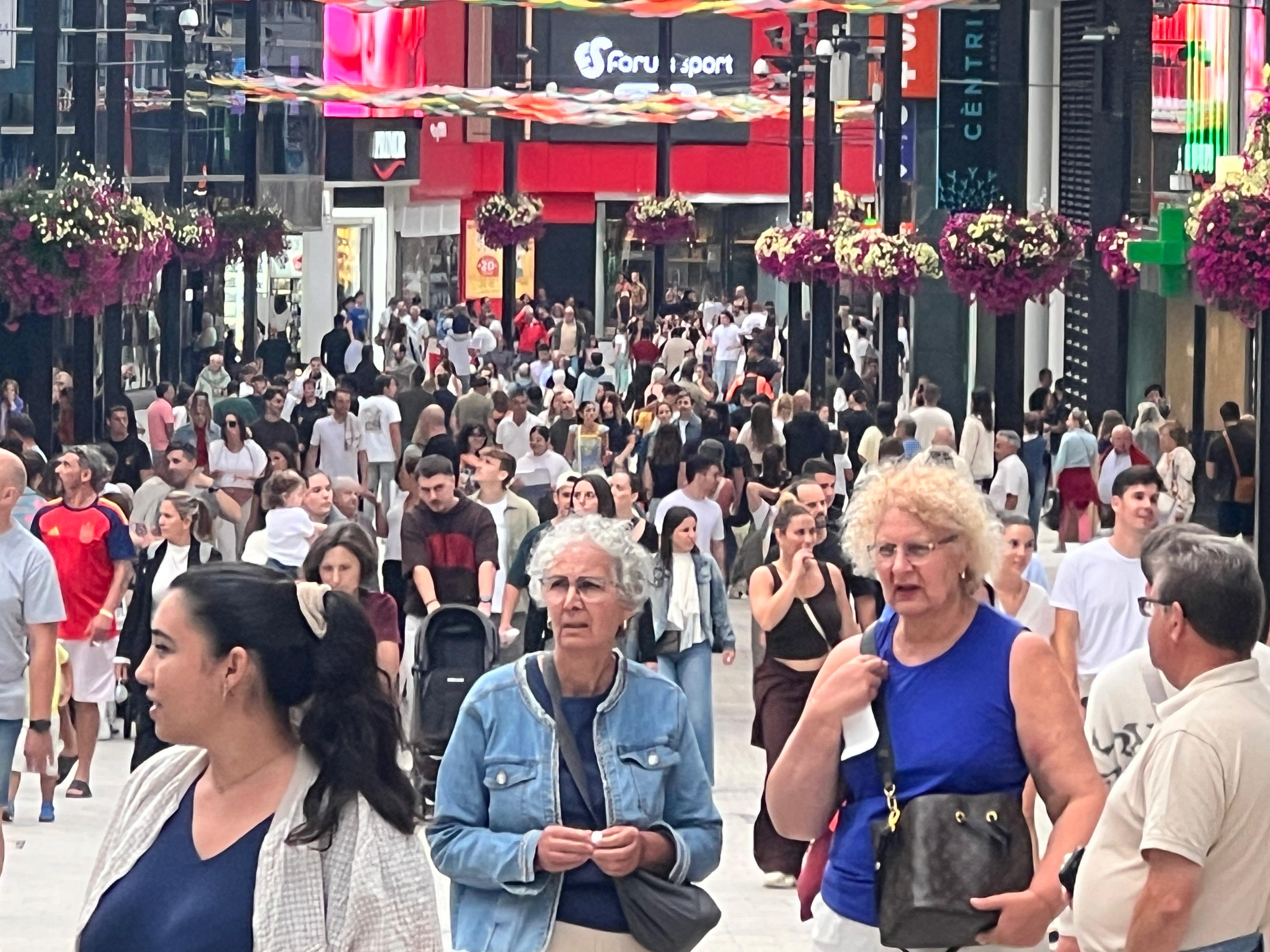 Turistes a l'avinguda Meritxell aquest estiu.