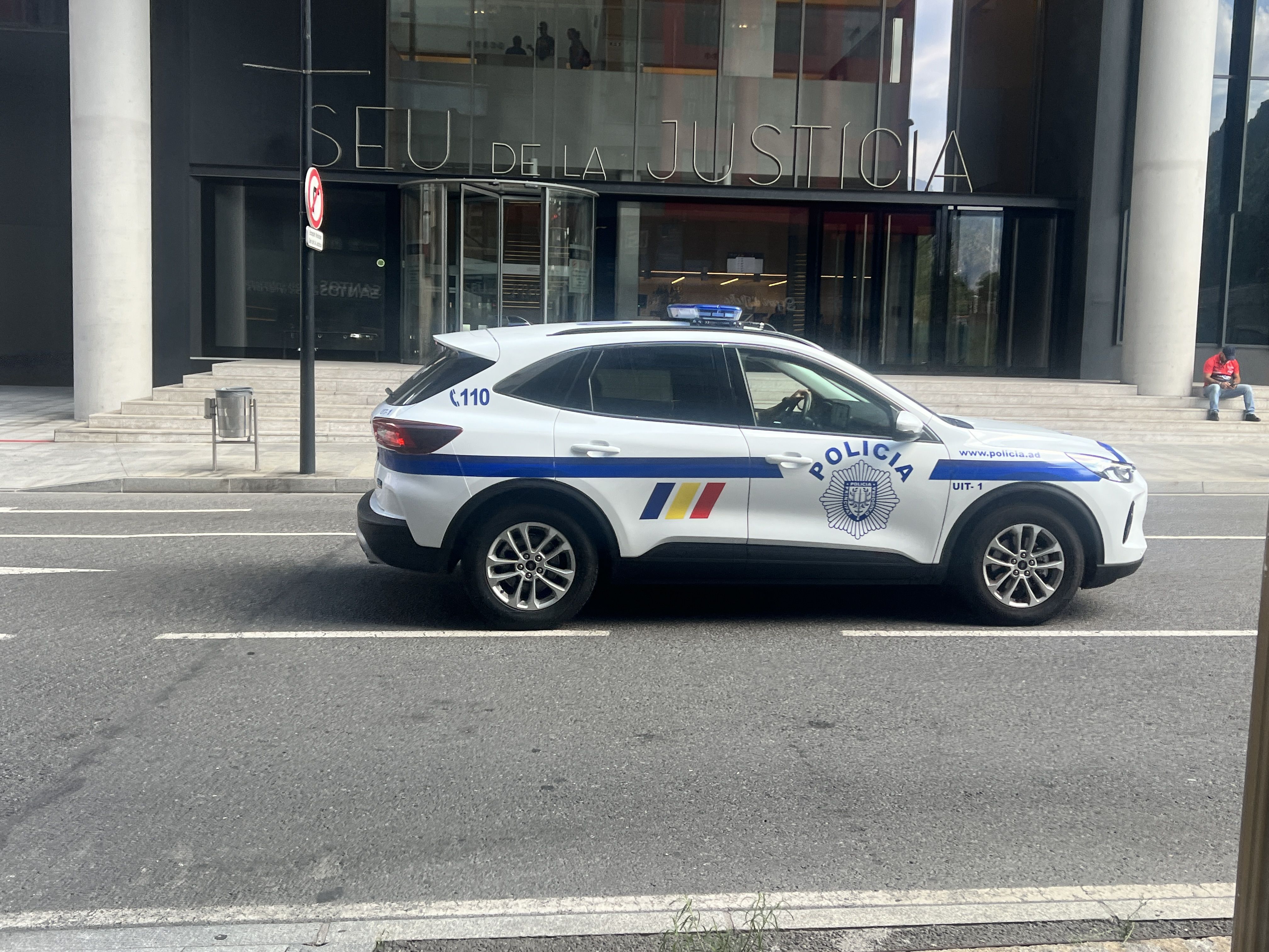 El cotxe policial que ha traslladat el pres de nou cap a la Comella.