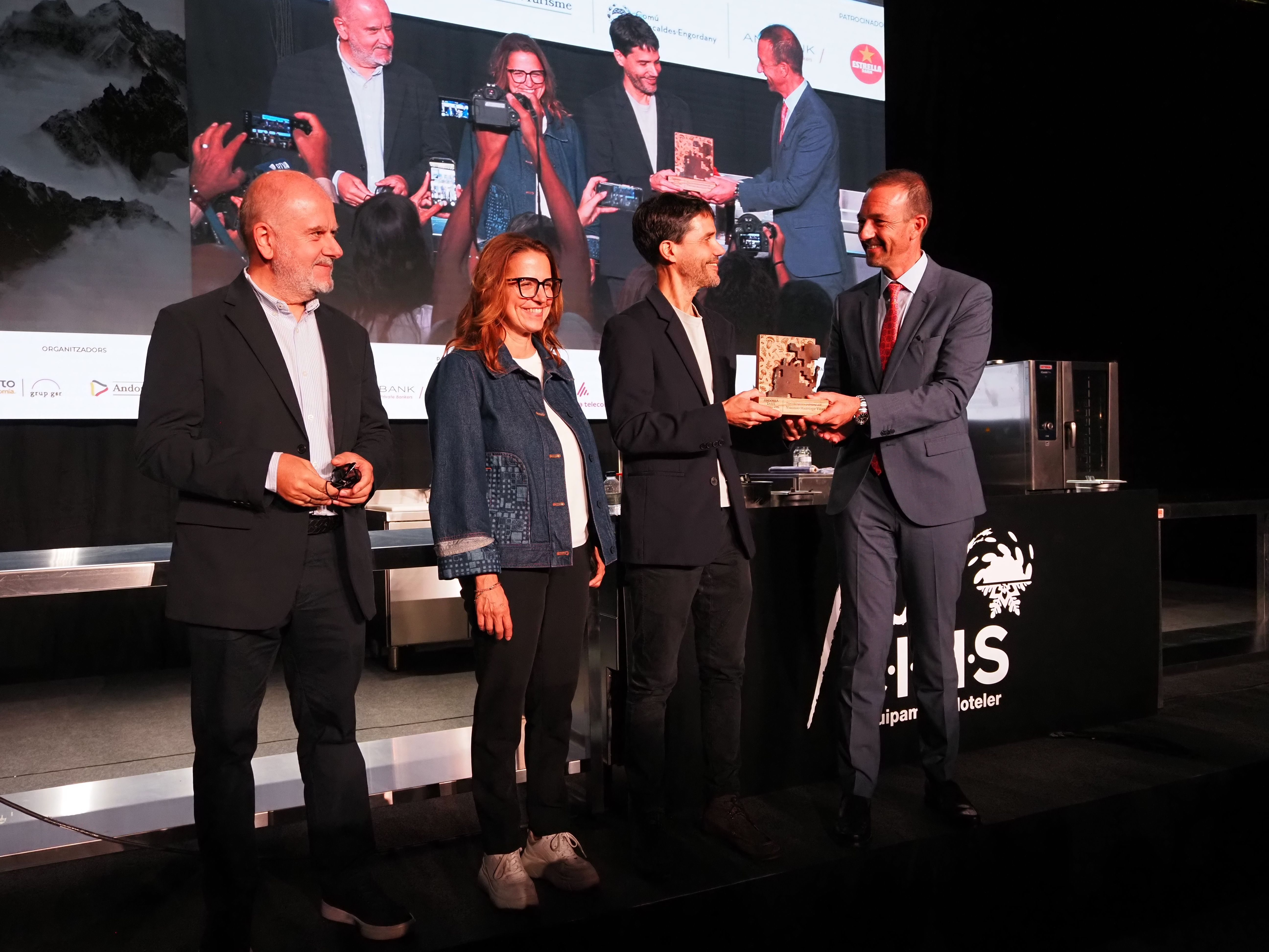 Moment de l'entrega de l'Andorra Taste Award. // M. P. La portaveu del Sindicat, Rebeca Bonache.