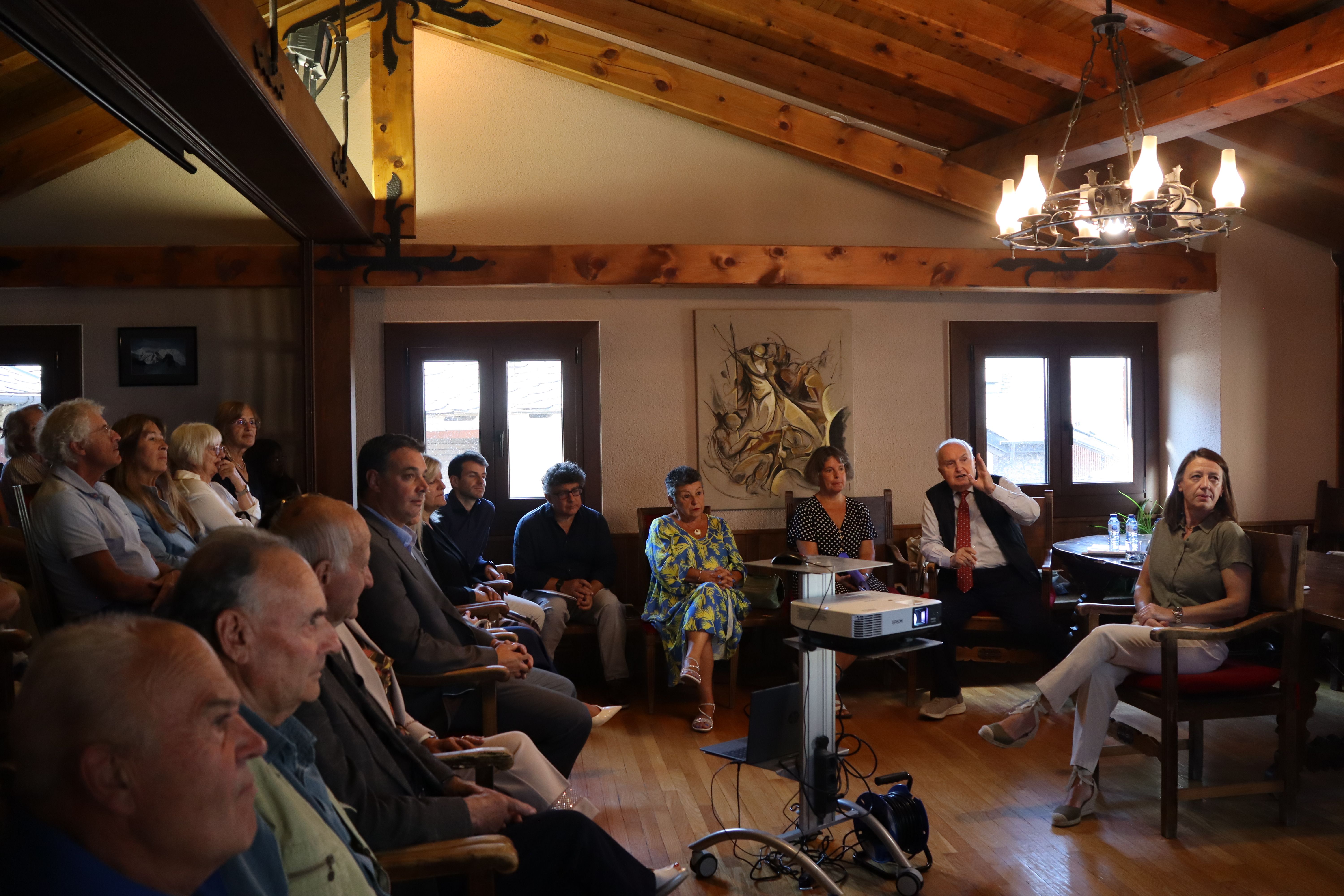 Un instant de la presentació del llibre d'Albert Pujal a Ordino. // ANA La portaveu del Sindicat, Rebeca Bonache.