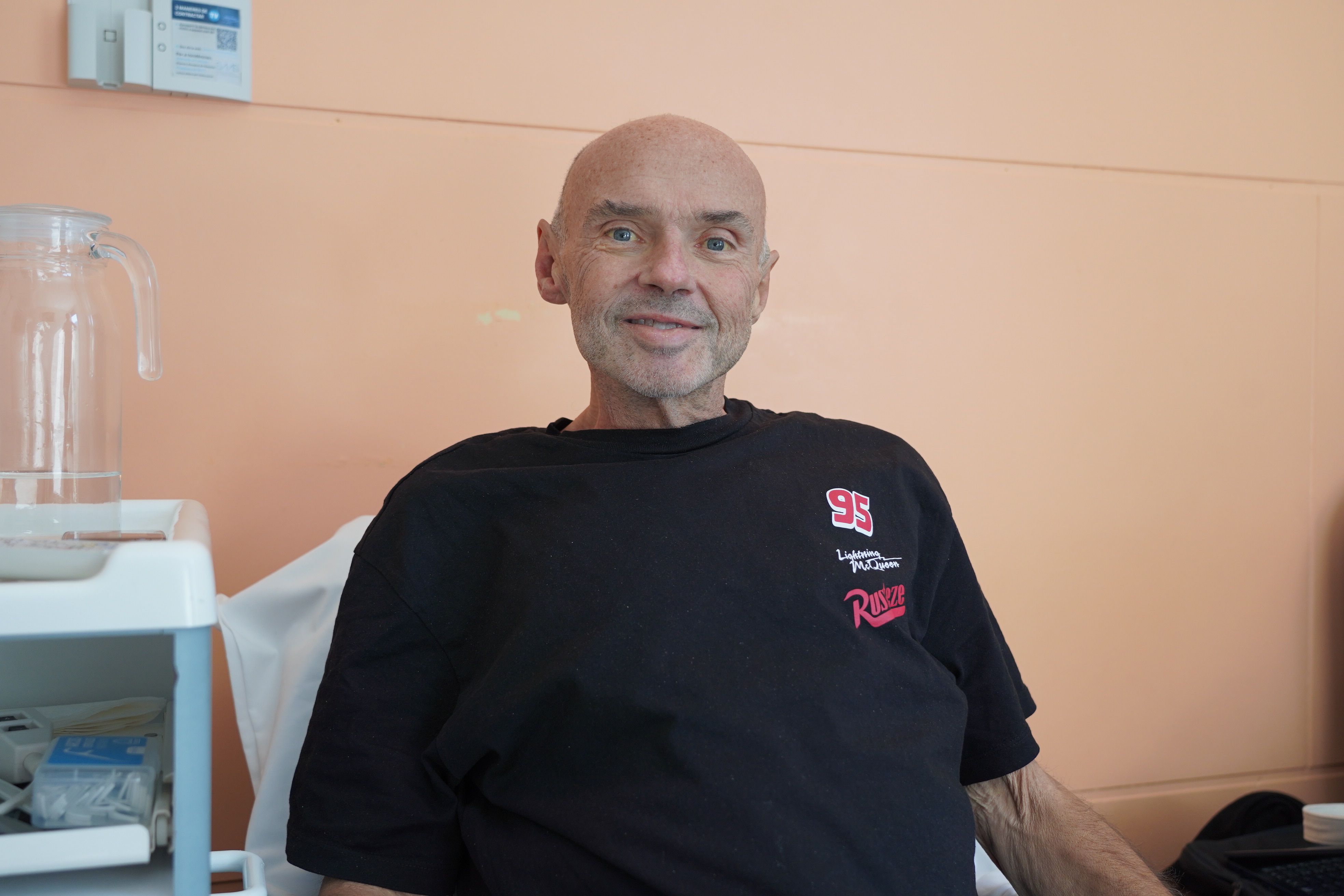 Gabriel Ubach, a l'habitació de l'hospital. La portaveu del Sindicat, Rebeca Bonache.
