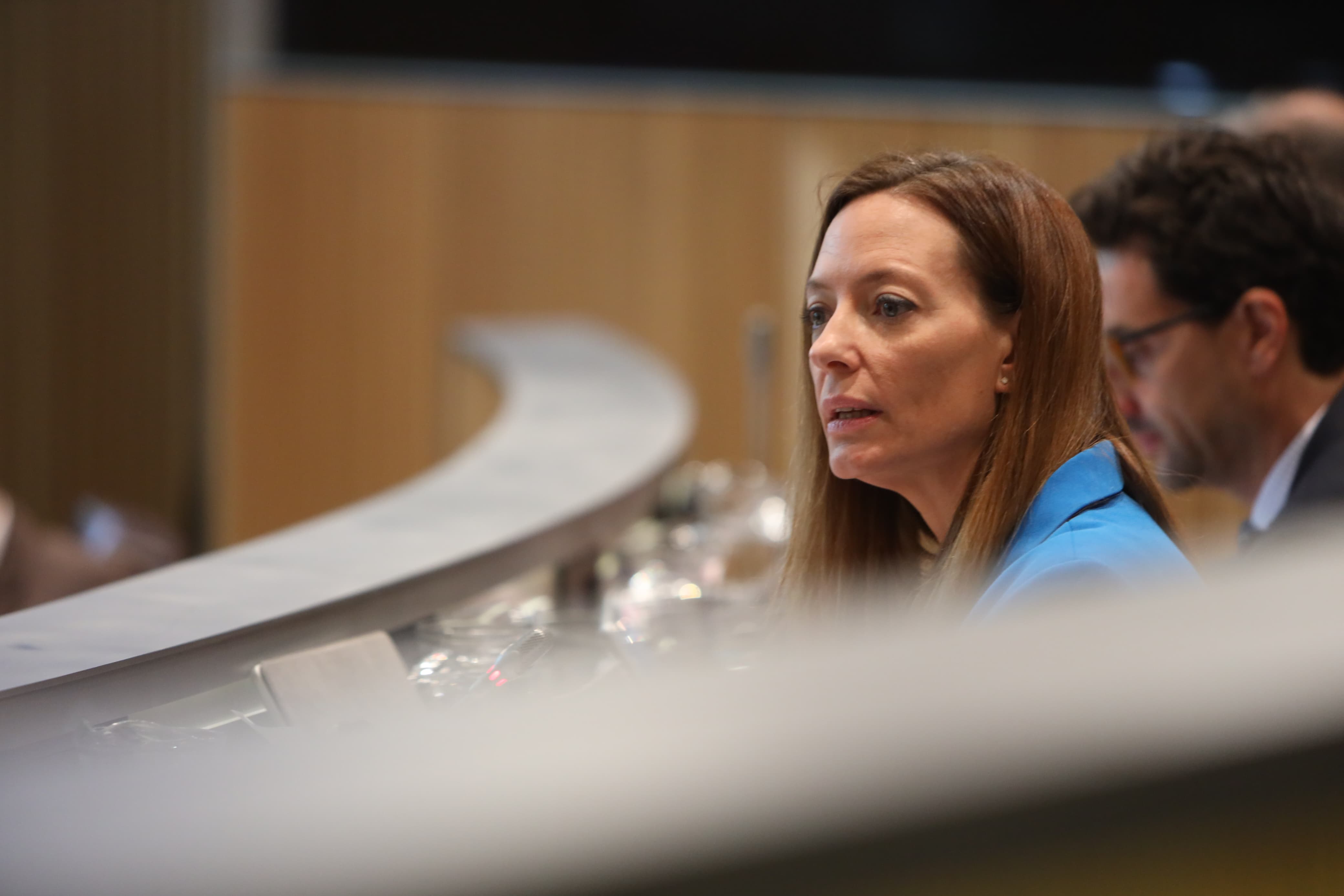 La ministra Helena Mas durant el debat amb el conseller del PS Pere Baró per la qüestió de les addiccions. La ministra Helena Mas durant el debat amb el conseller del PS Pere Baró per la qüestió de les addiccions.