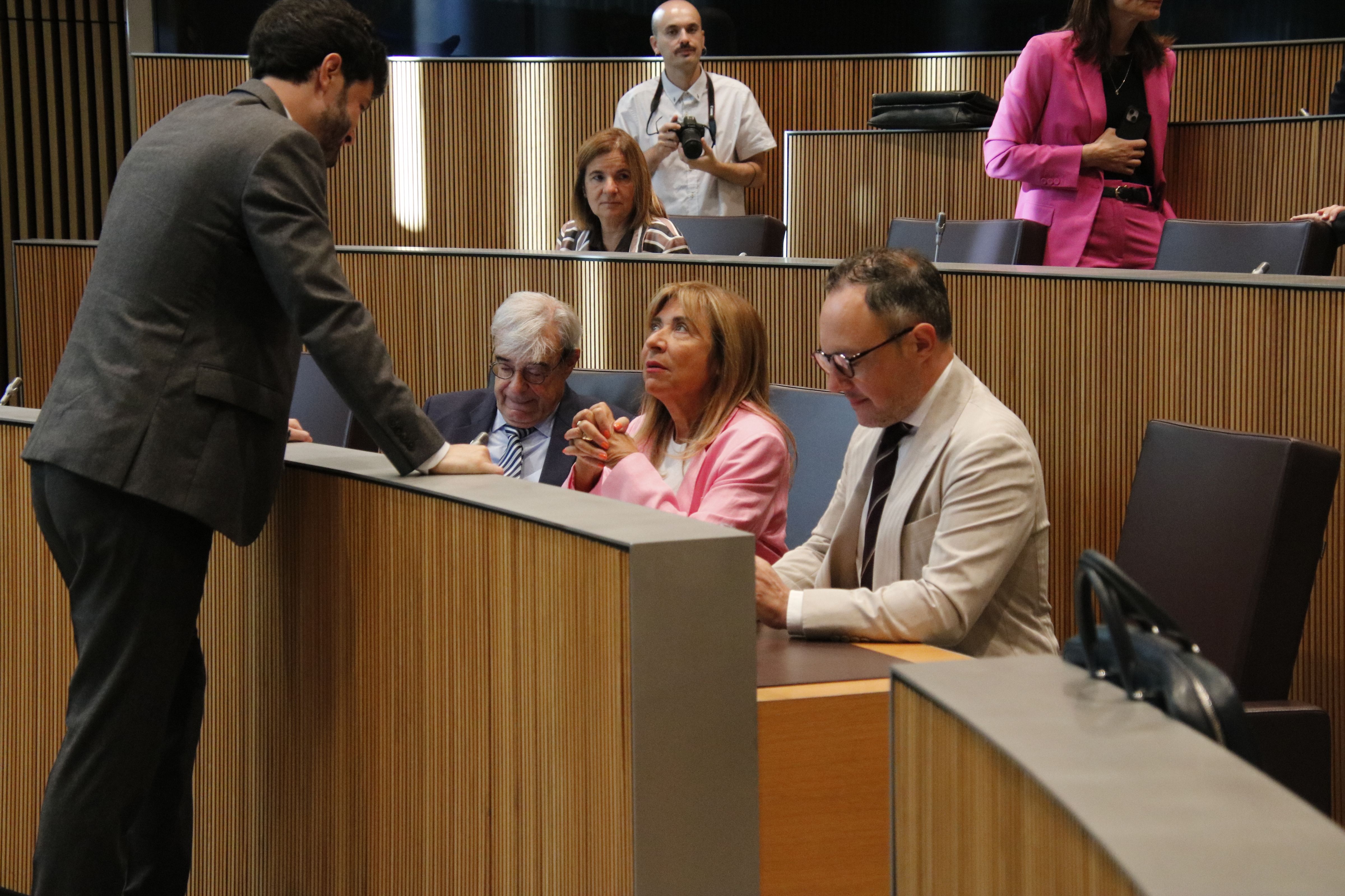 Marsol parla amb Escalé abans que es donés inici a la sessió de preguntes.