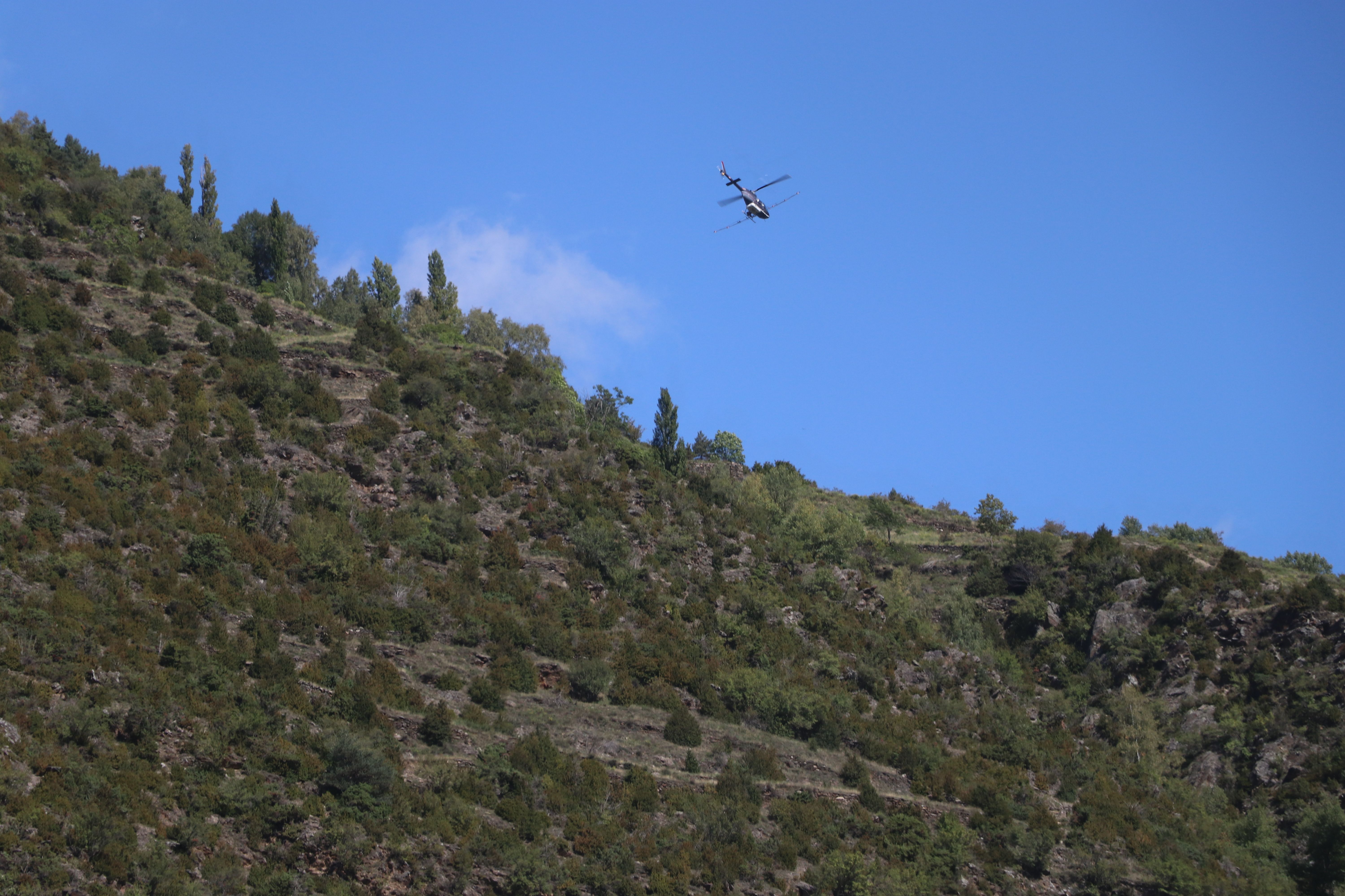 Un helicòpter fent el tractament contra la processionària.