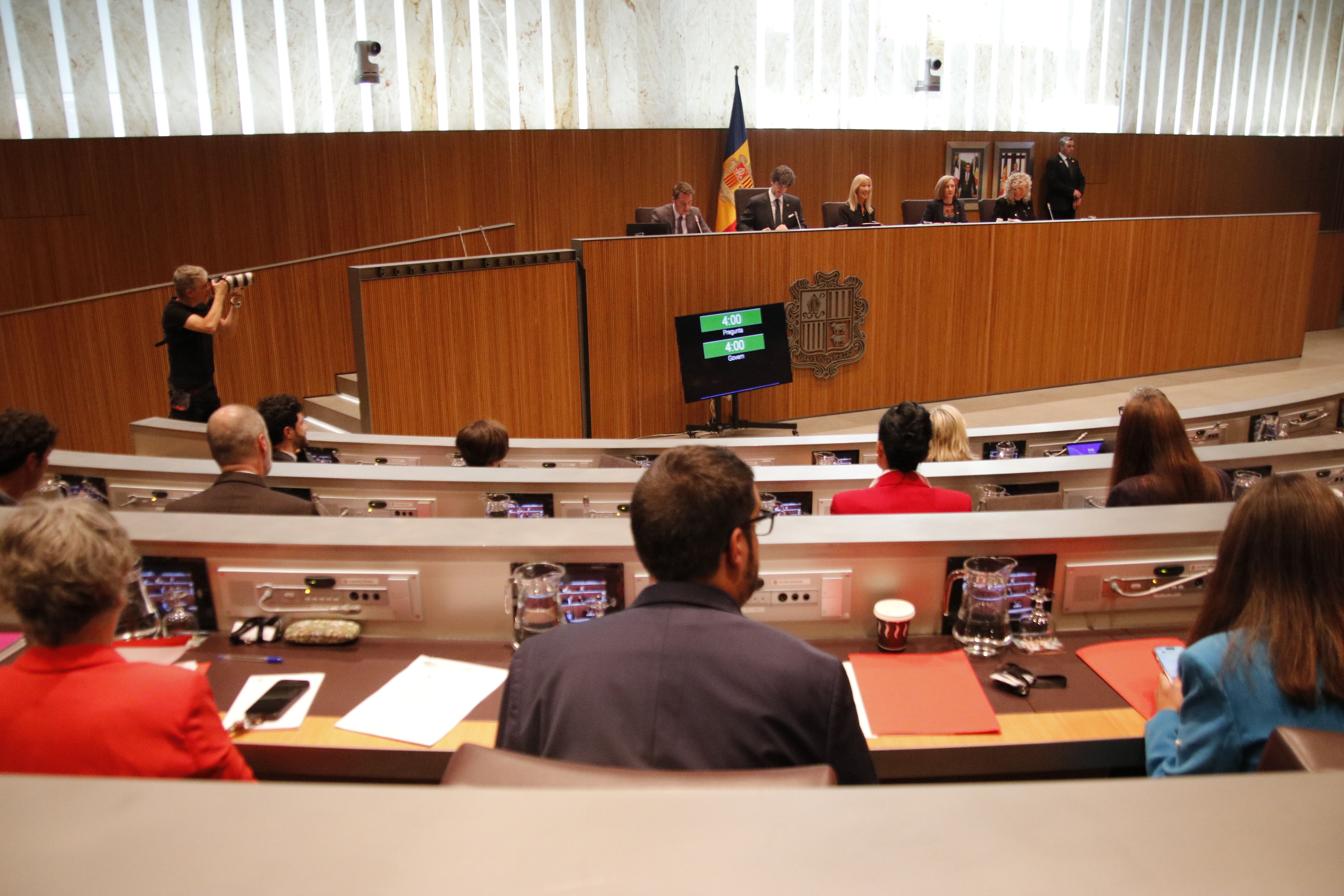El cronòmetre ben visible sota la tribuna de la presidència.