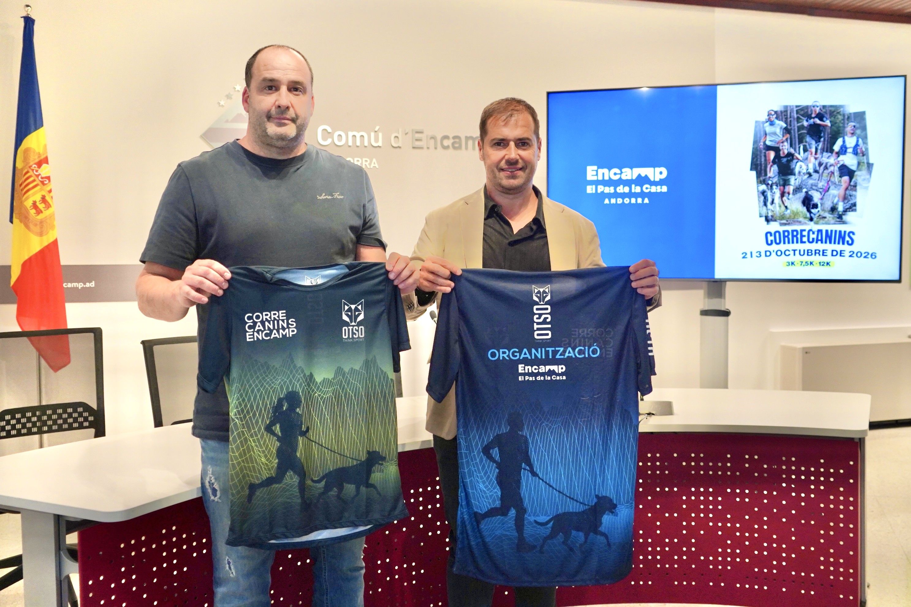 El conseller  de Finances, Esports i Reactivació econòmica del comú d'Encamp, Nino Marot, i el director del departament d'Esports, Robert Gil, amb el cartell a les mans.
