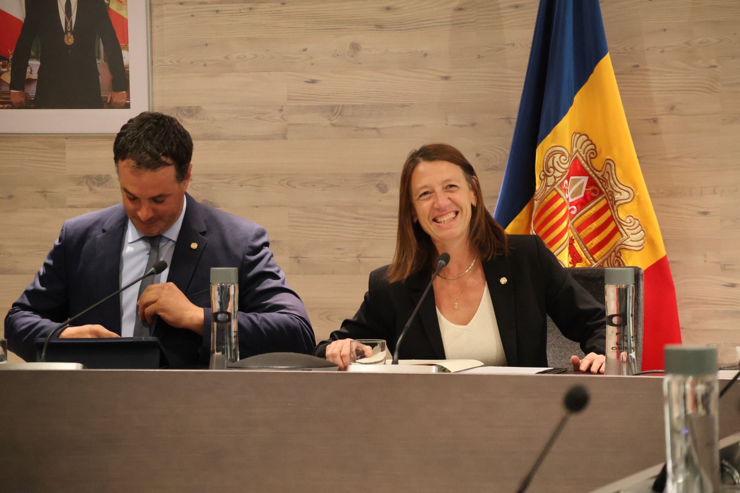 Els cònsols, Maria del Mar Coma, i Eduard Betriu, durant la roda de premsa posterior al consell de comú.