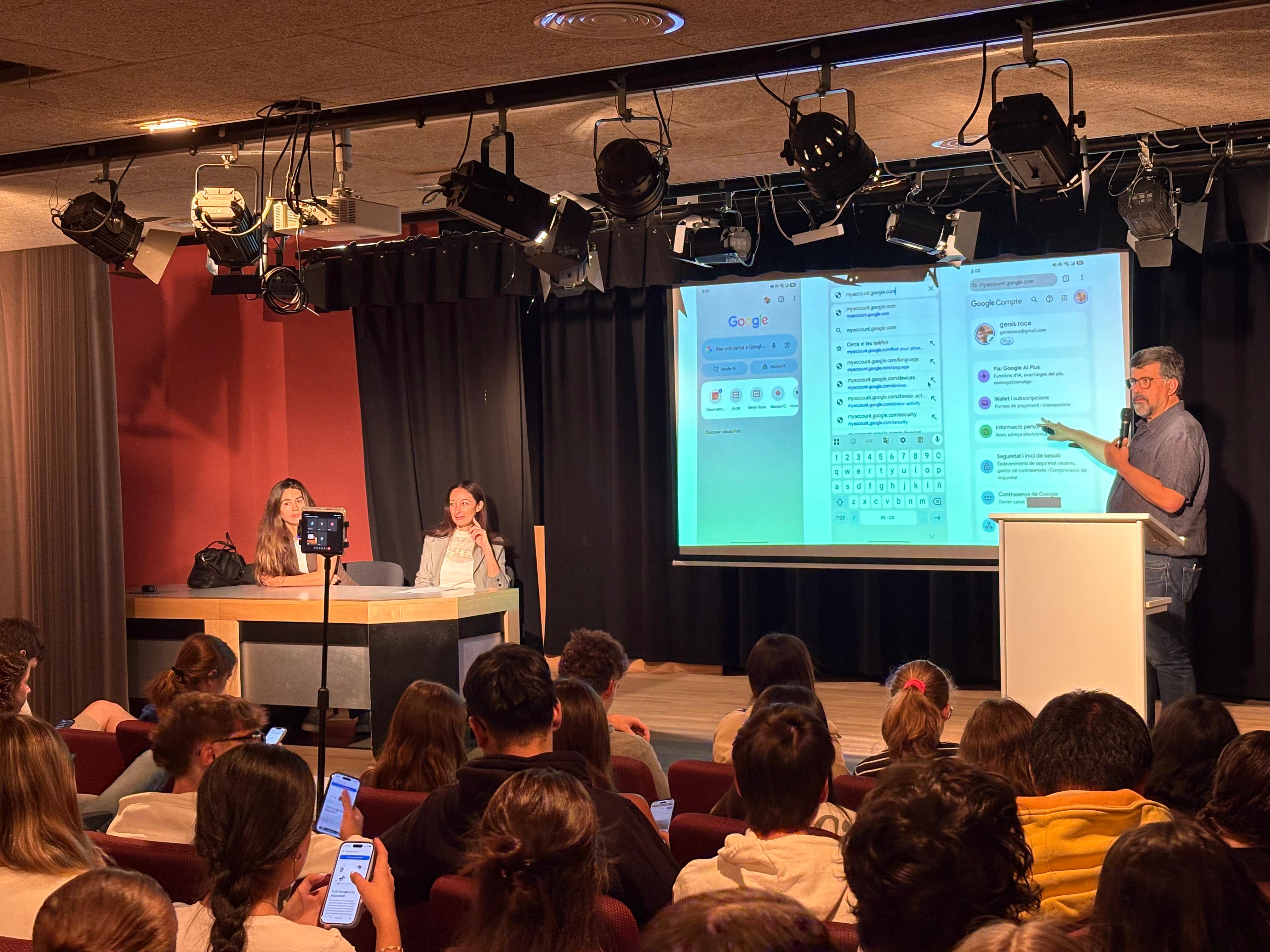 Genís Roca durant la conferència a l'Escola Andorrana de Batxillerat. Genís Roca durant la conferència a l'Escola Andorrana de Batxillerat.