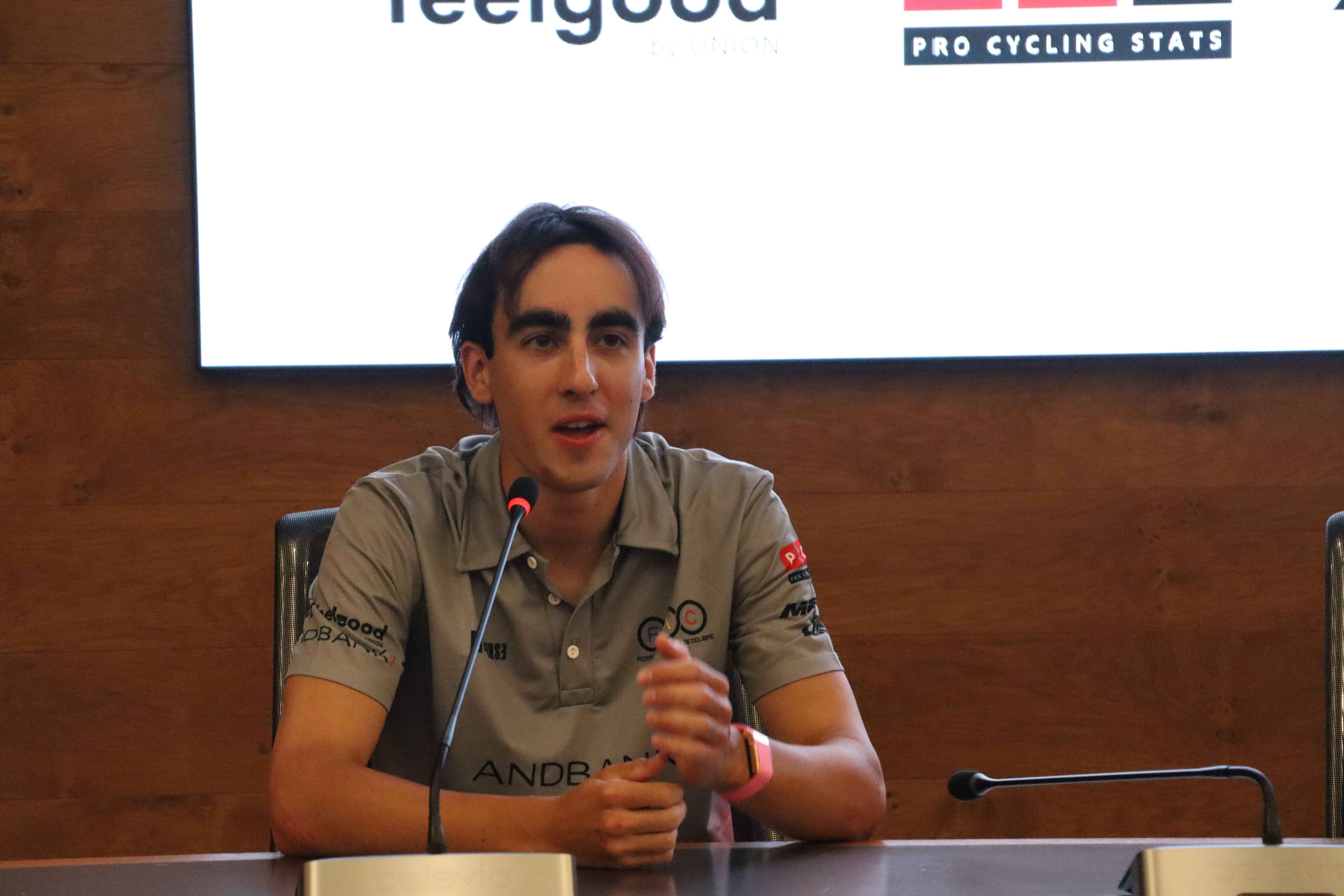 El ciclista debutant, Èric Sinfreu, durant la presentació. La portaveu del Sindicat, Rebeca Bonache.