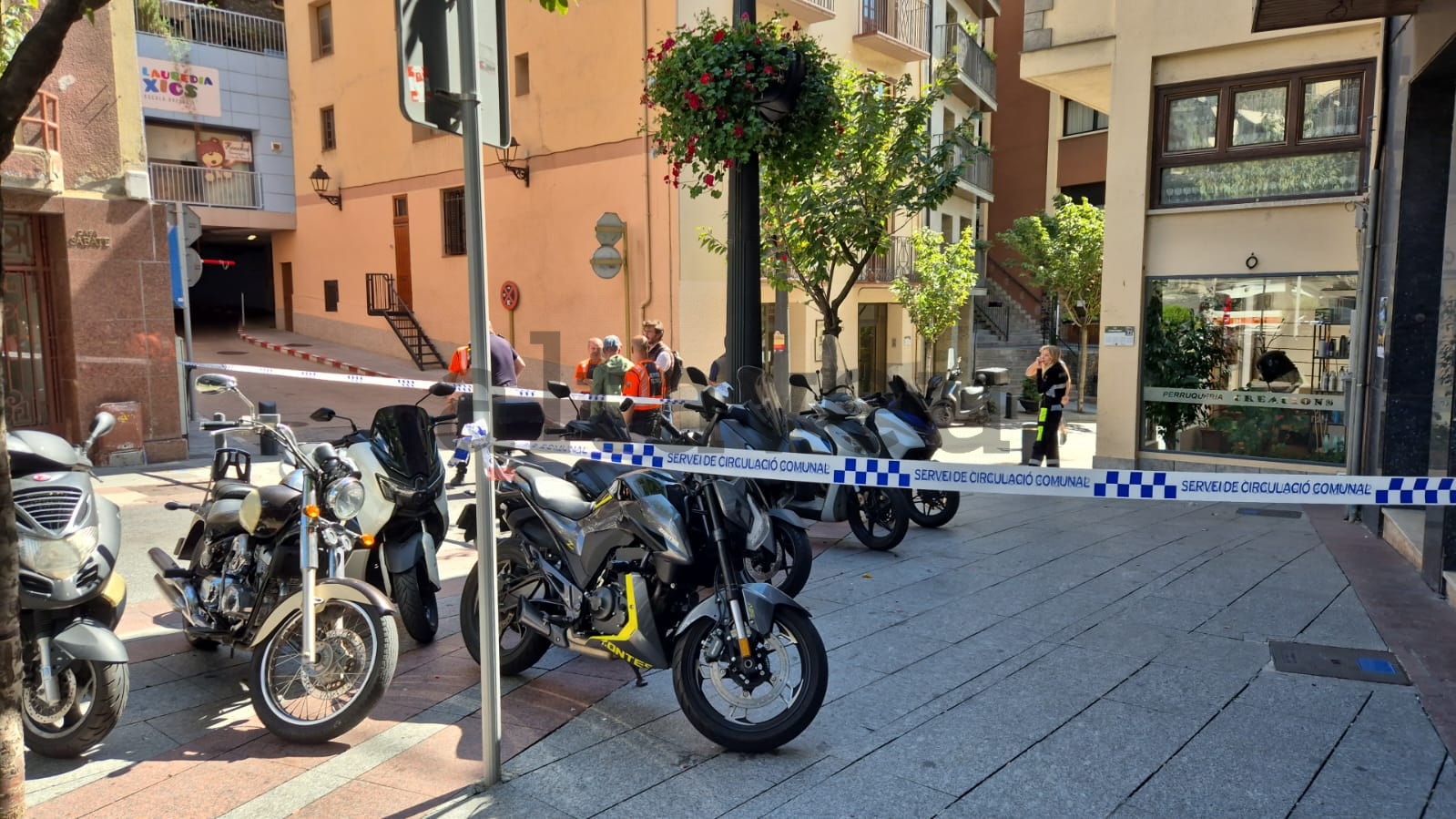 La zona ha estat precintada pel servei de circulació mentre es fan les comprovacions.
