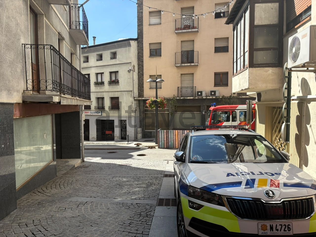 Policia i bombers a la zona.