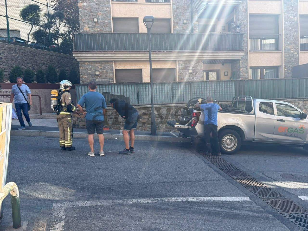 Tècnics del gas a la zona.