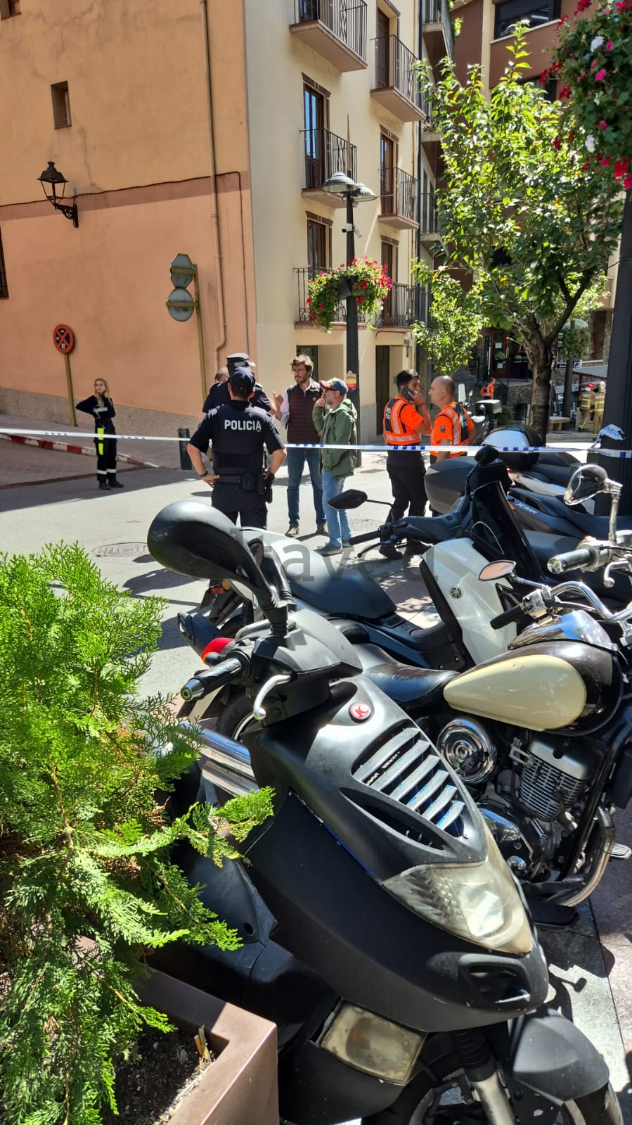 El cònsol, Cerni Cairat, a la zona.