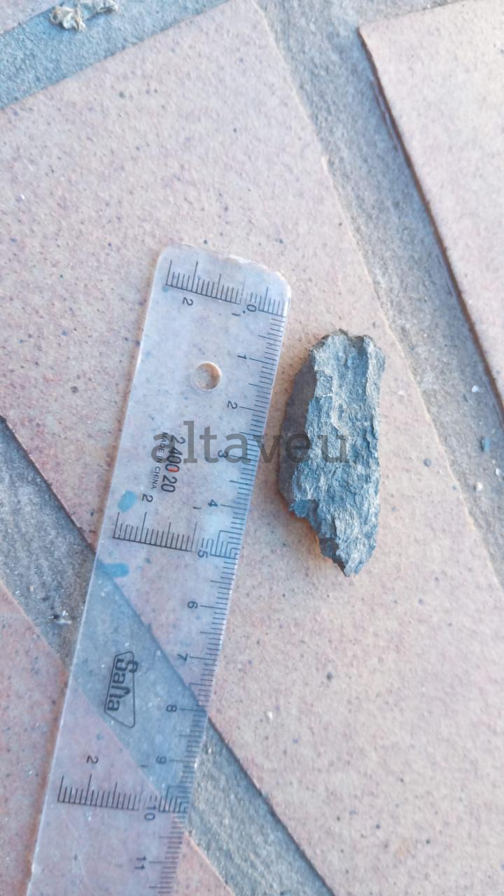 Una de les pedres que van arribar a les terrasses de l'edifici de davant del túnel. La portaveu del Sindicat, Rebeca Bonache.