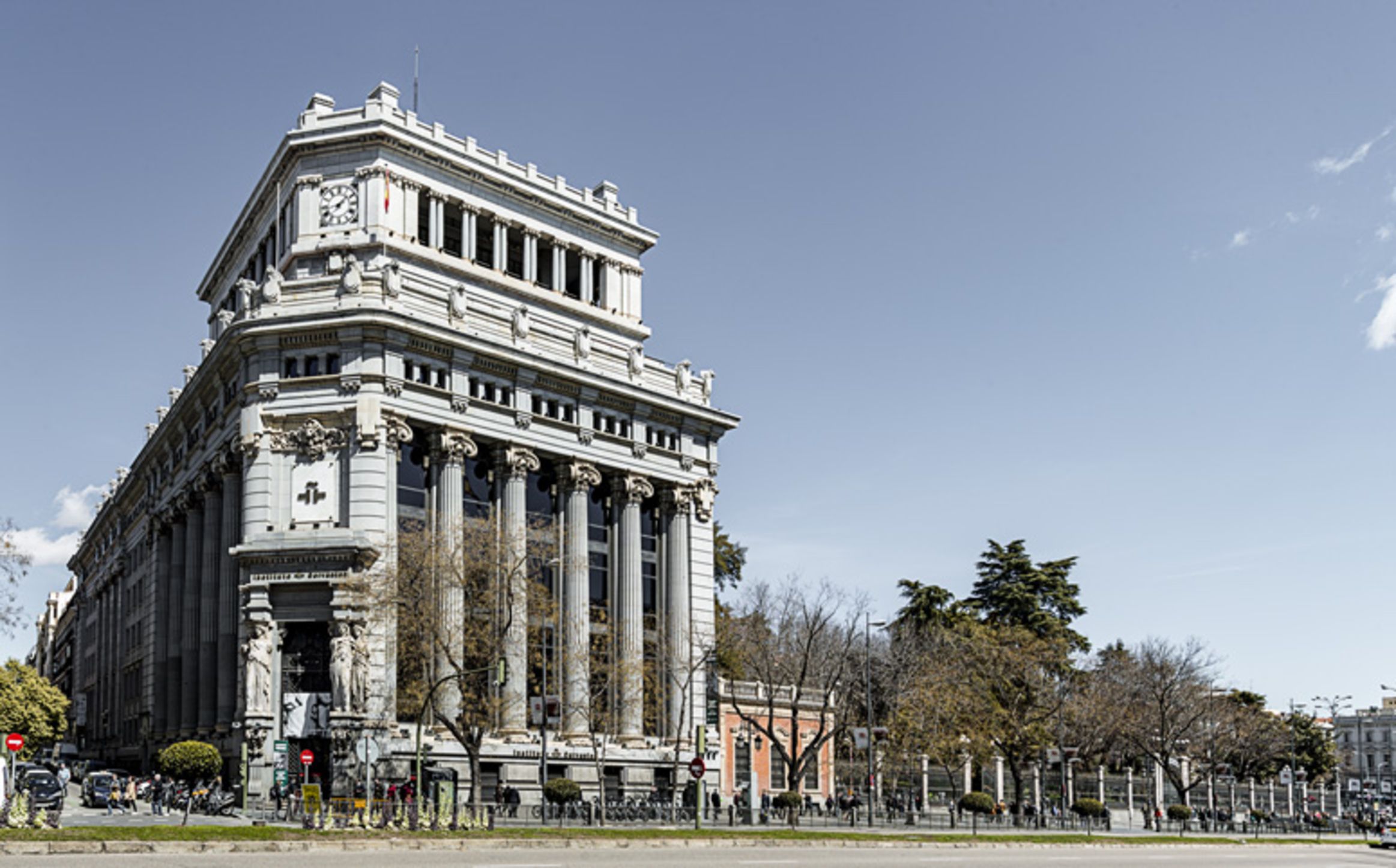 Imatge de l'edifici que acull la seu de l'Institut Cervantes a Madrid vist des del carrer Alcalà, on hi ha l'ambaixada andorrana.