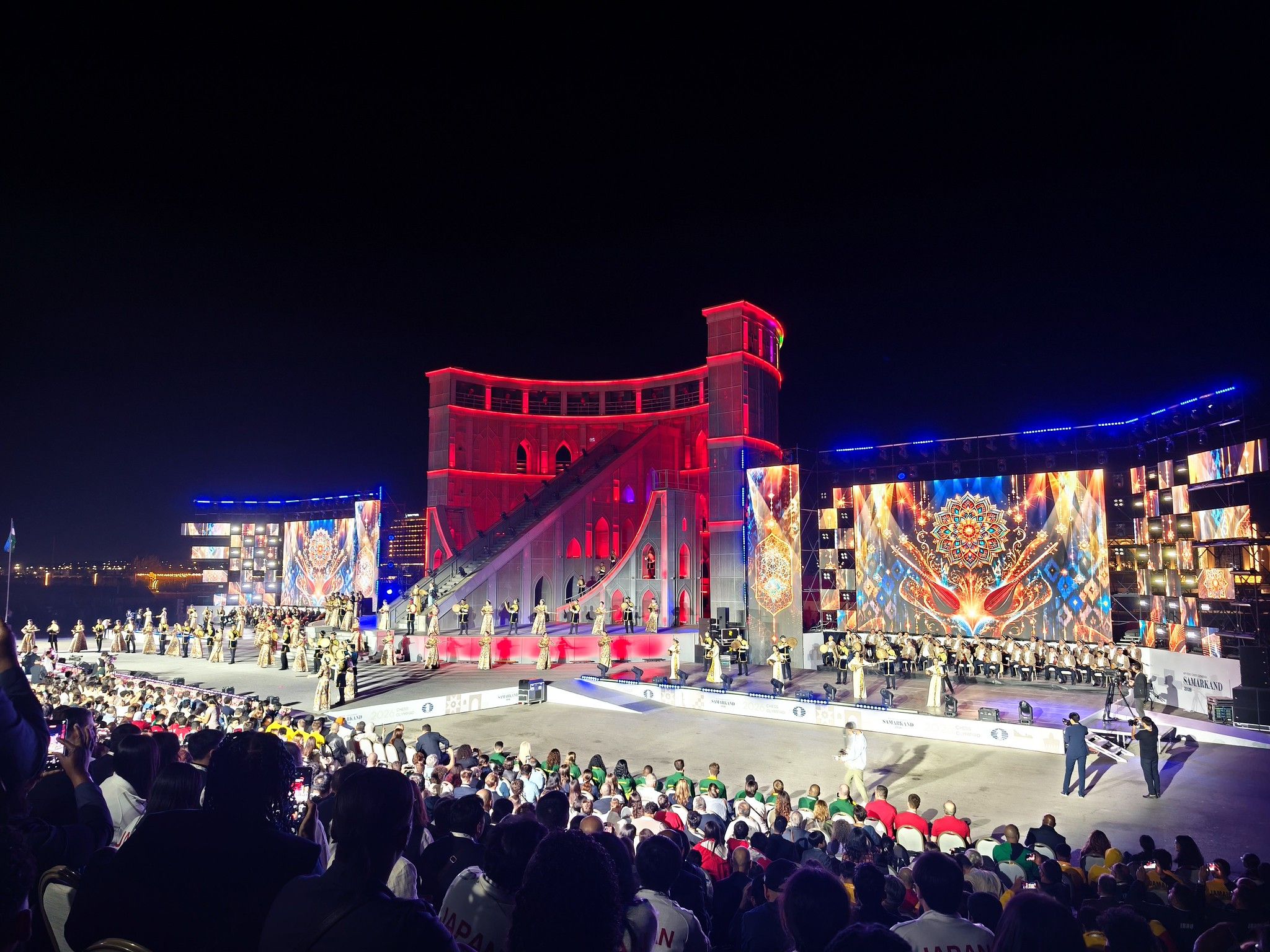 Cerimònia inaugural de les Olimpíades d'escacs a Samarcanda (Uzbekistan). La portaveu del Sindicat, Rebeca Bonache.