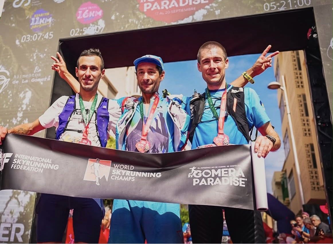 Els tres medallistes durant la retransmissió, només arribar a la meta.