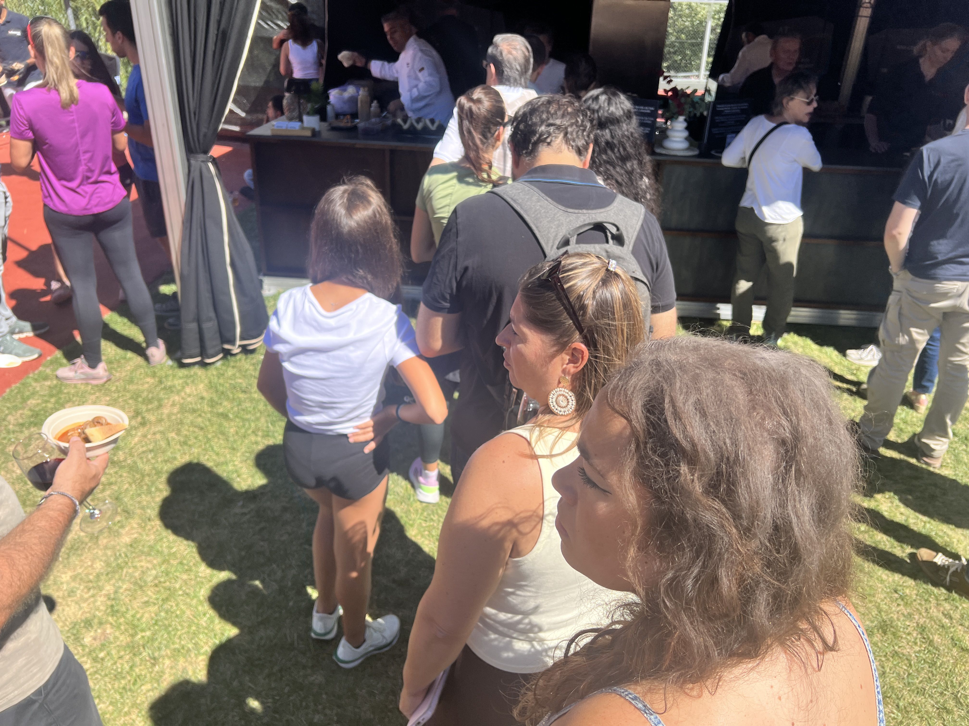 Cua en un dels estands de l'Andorra Taste Popular. Cua en un dels estands de l'Andorra Taste Popular.