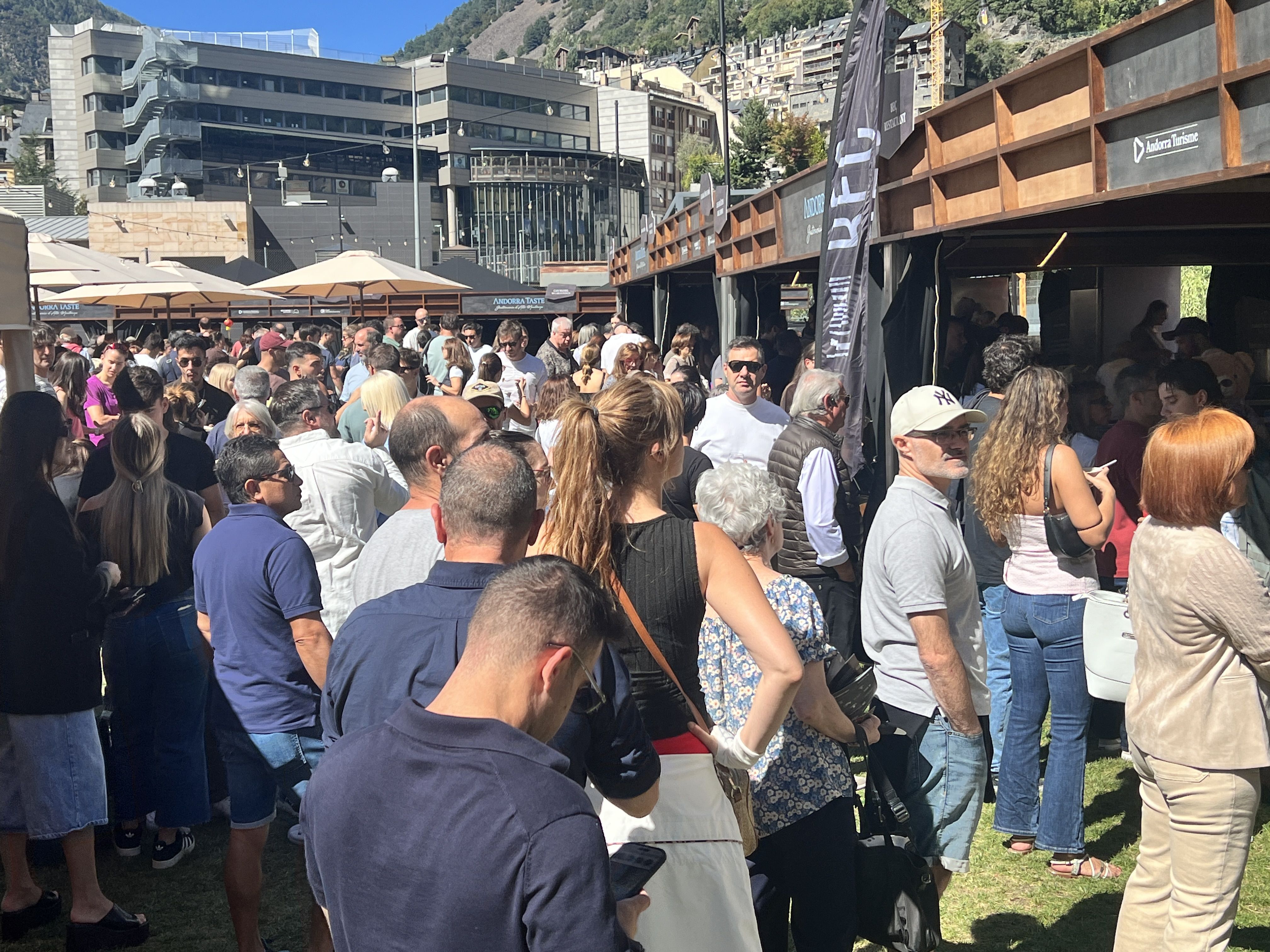 Cua en un dels estands de l'Andorra Taste Popular. Cua en un dels estands de l'Andorra Taste Popular.