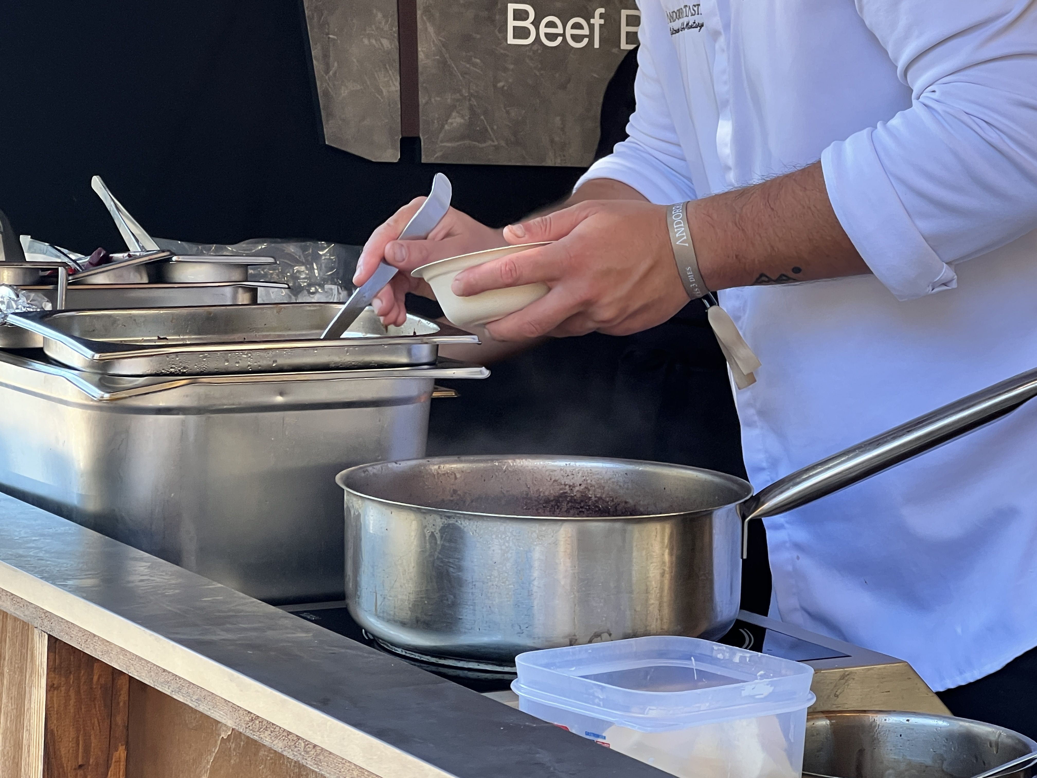 Preparant una de les propostes culinàries. Preparant una de les propostes culinàries.