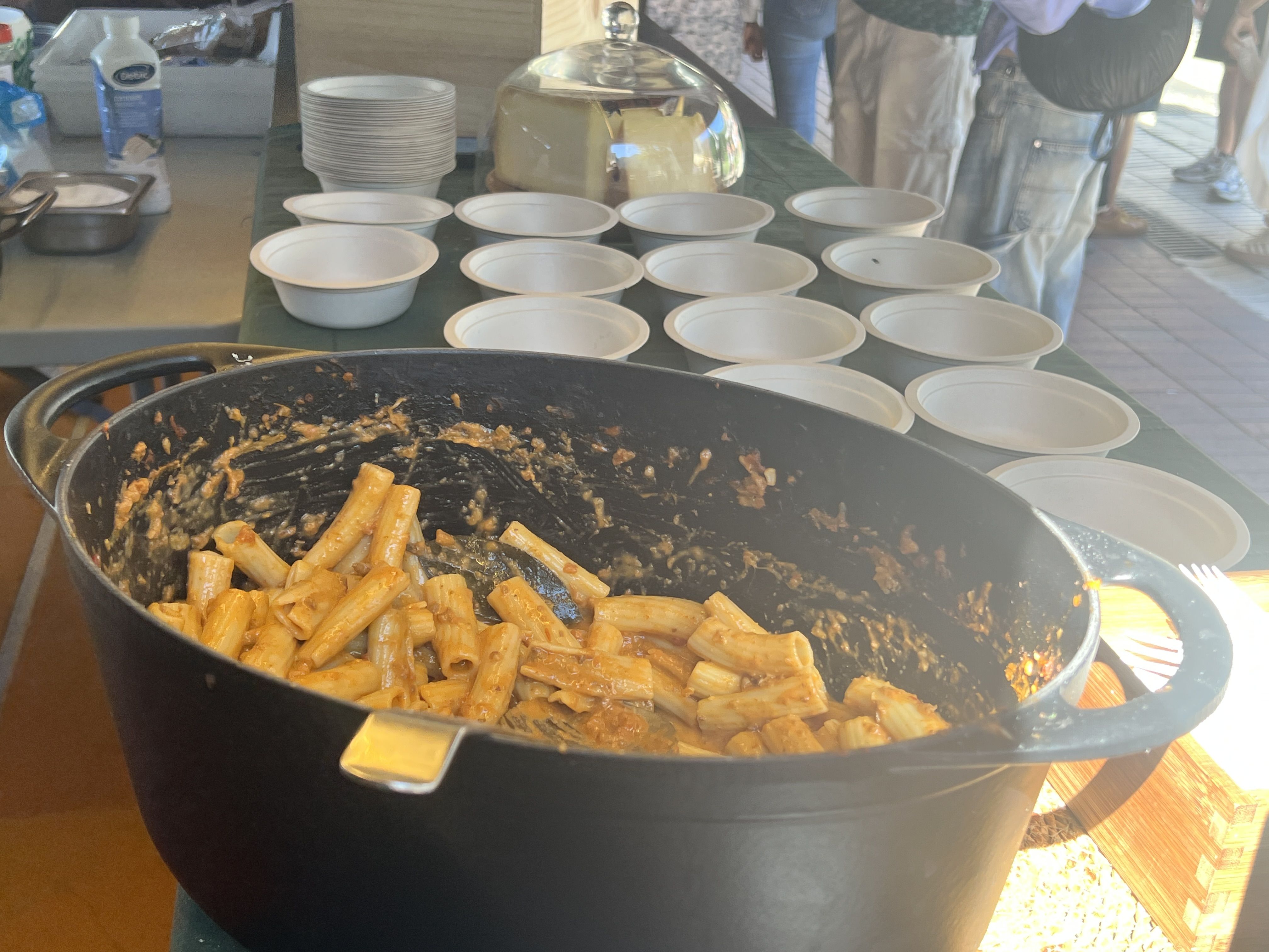 Macarrons a punt de ser emplatats. Macarrons a punt de ser emplatats.