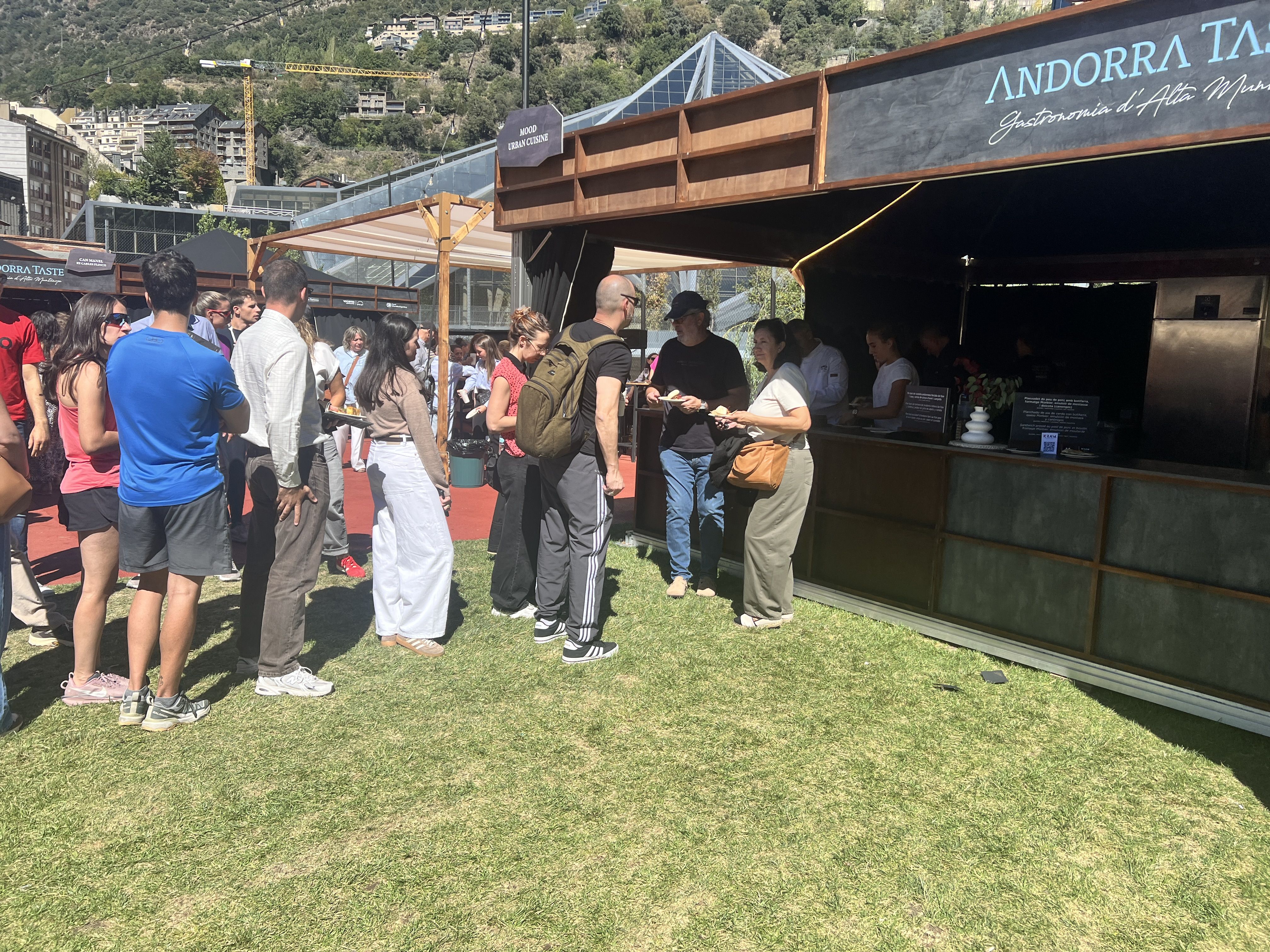 Cua en un dels estands de l'Andorra Taste Popular. Cua en un dels estands de l'Andorra Taste Popular.