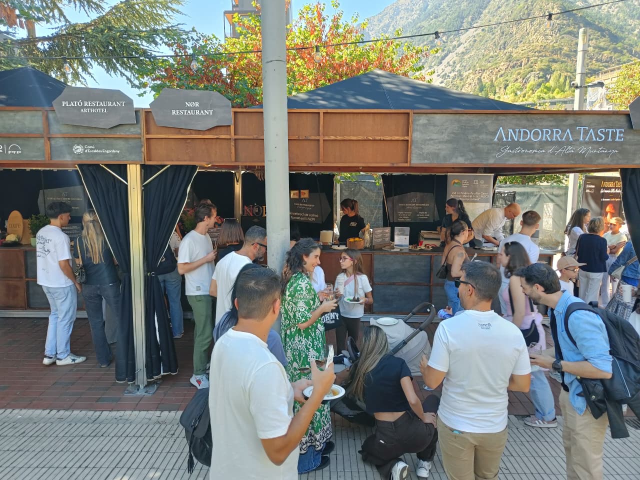 Cua en un dels estands de l'Andorra Taste Popular. Cua en un dels estands de l'Andorra Taste Popular.
