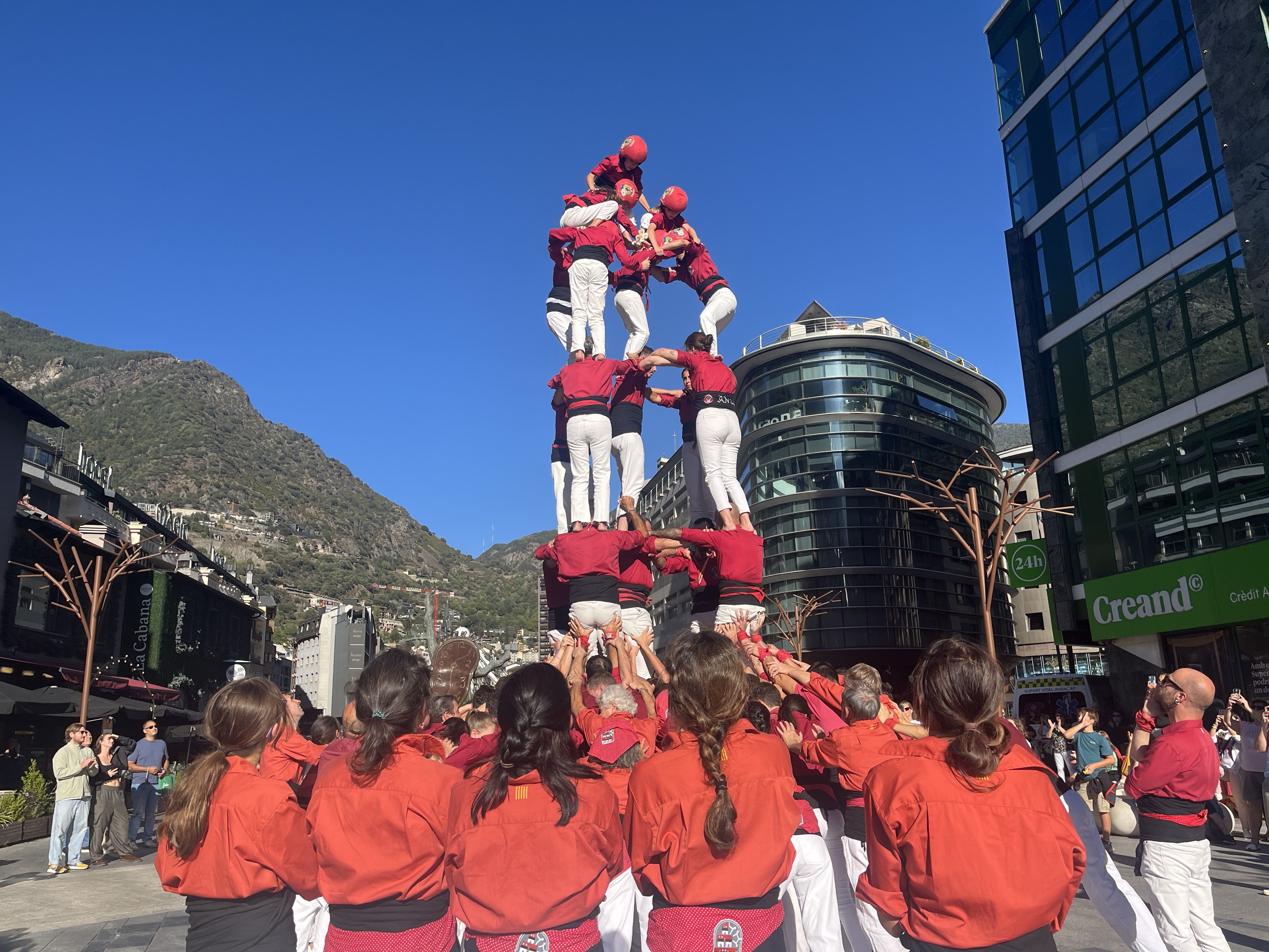 Els Castellers d'Andorra durant la celebració de la diada dels Pirineus.
