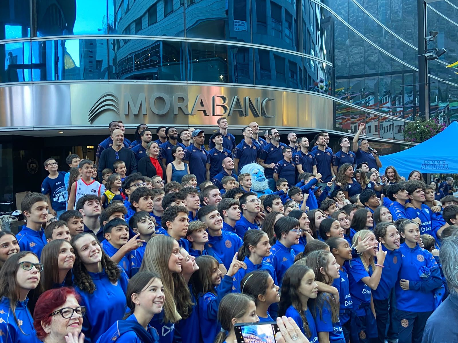 Base, primer equip, staff i afició, tots mirant amunt per a la fotografia de família del MoraBanc Andorra.