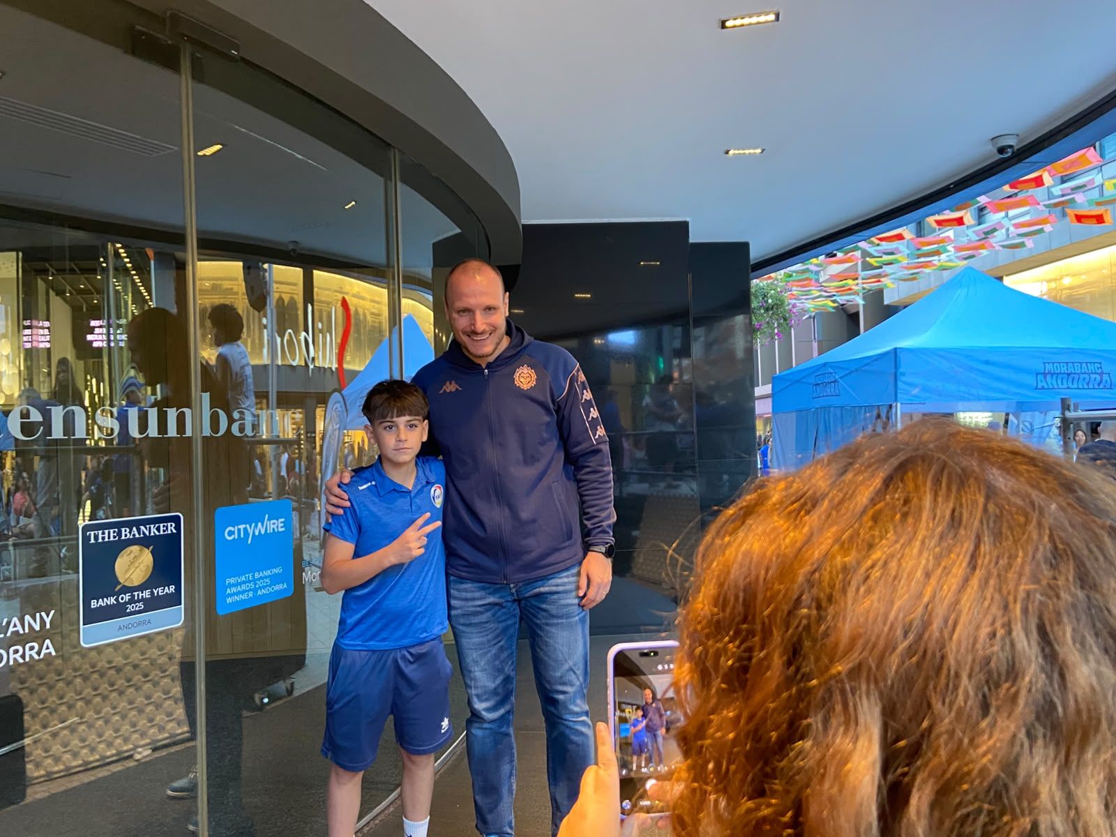 El capità Rafa Luz, fotografiant-se amb els més petits. La portaveu del Sindicat, Rebeca Bonache.
