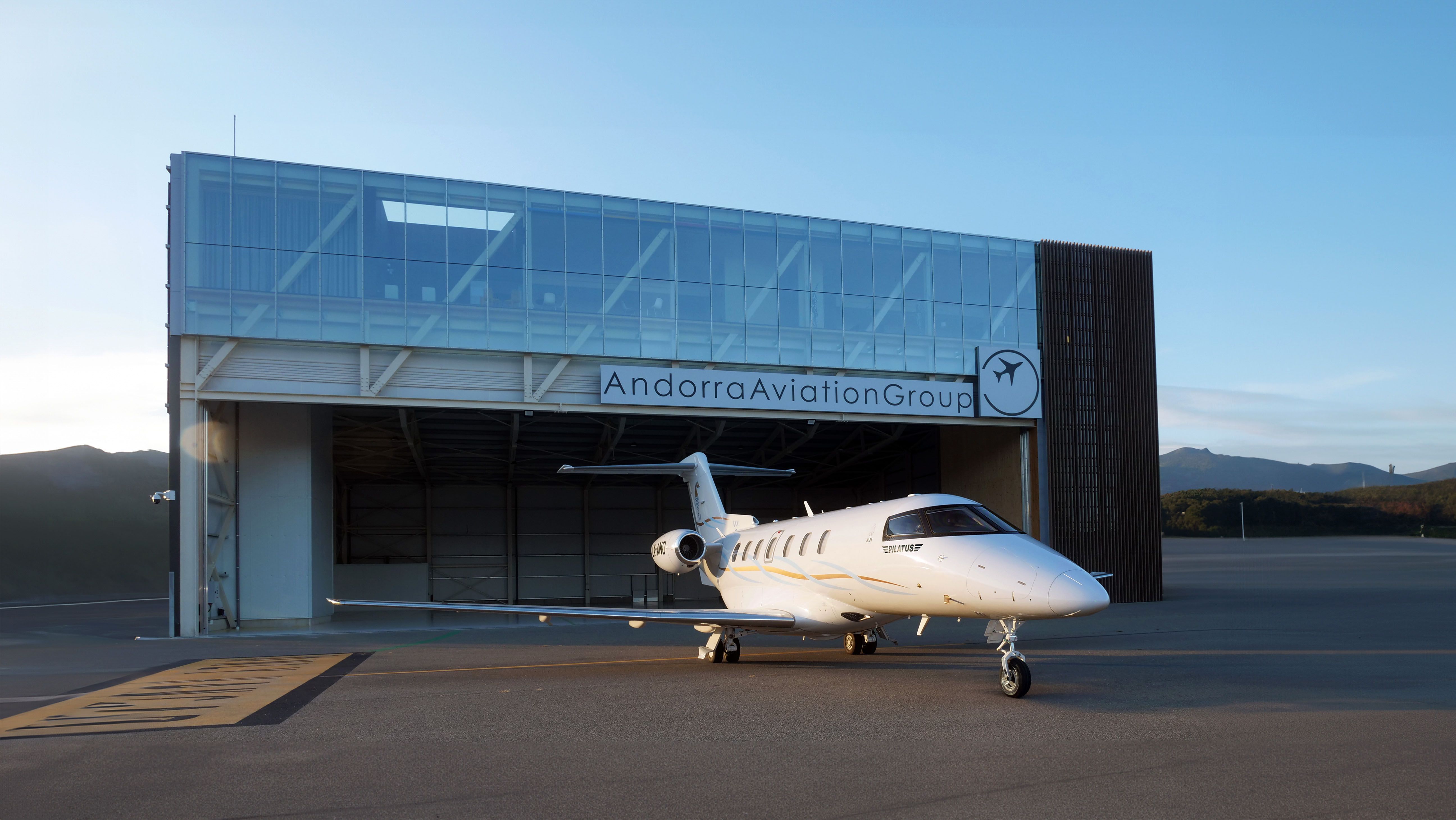 L'hangar d'Andorra Aviation Group a l'aeroport de la Seu. L'hangar d'Andorra Aviation Group a l'aeroport de la Seu.