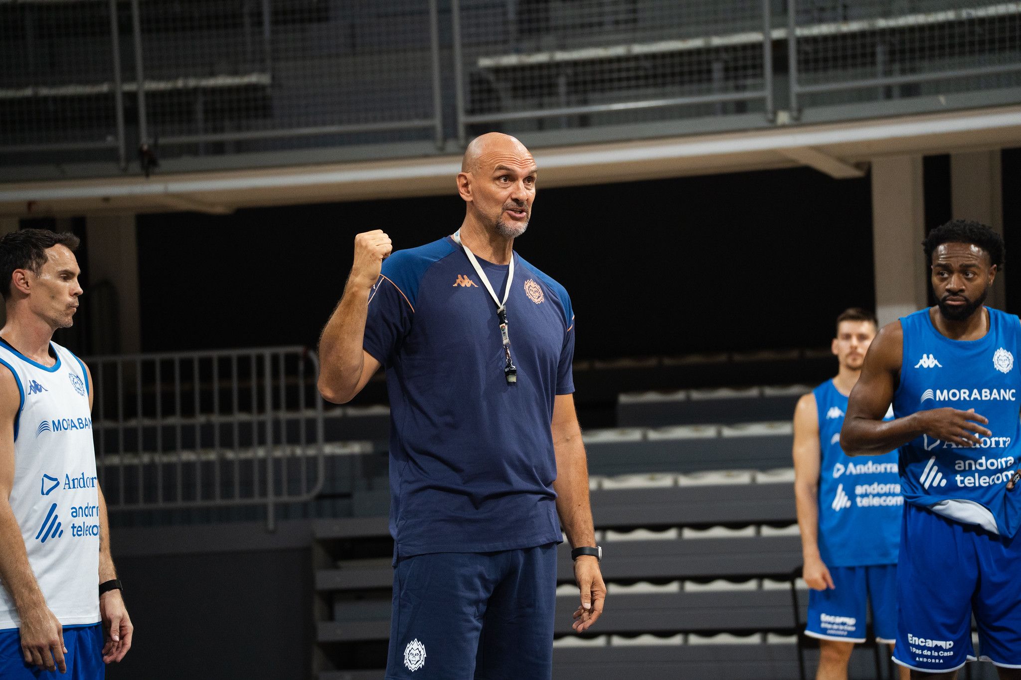Tabak, durant l'entrenament amb Kuric, Chumi i Best, tres dels que continuen del curs passat La portaveu del Sindicat, Rebeca Bonache.