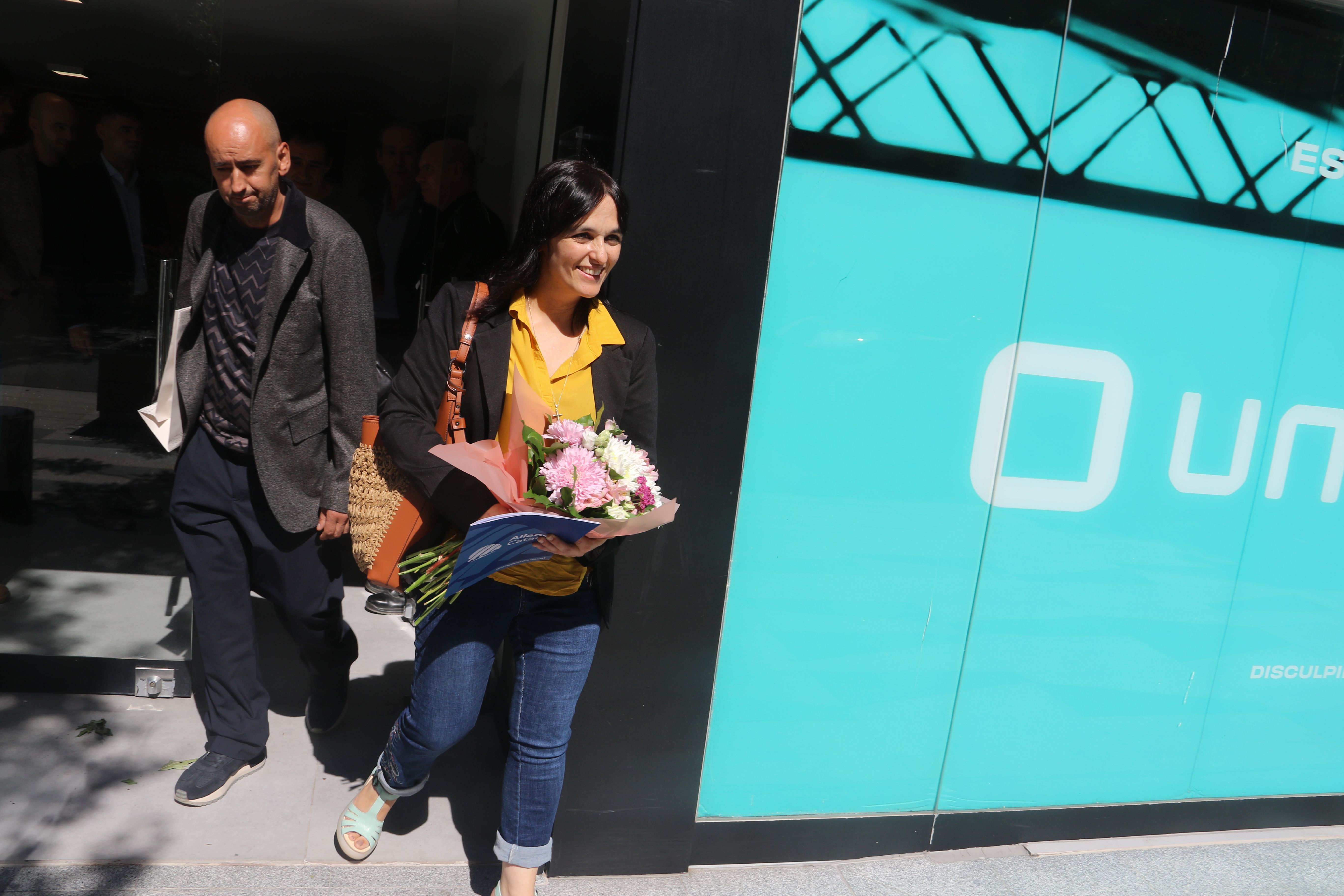 Sílvia Orriols sortint de l'Unsquare acompanyada d'Artur Homs. Sílvia Orriols sortint de l'Unsquare acompanyada d'Artur Homs.